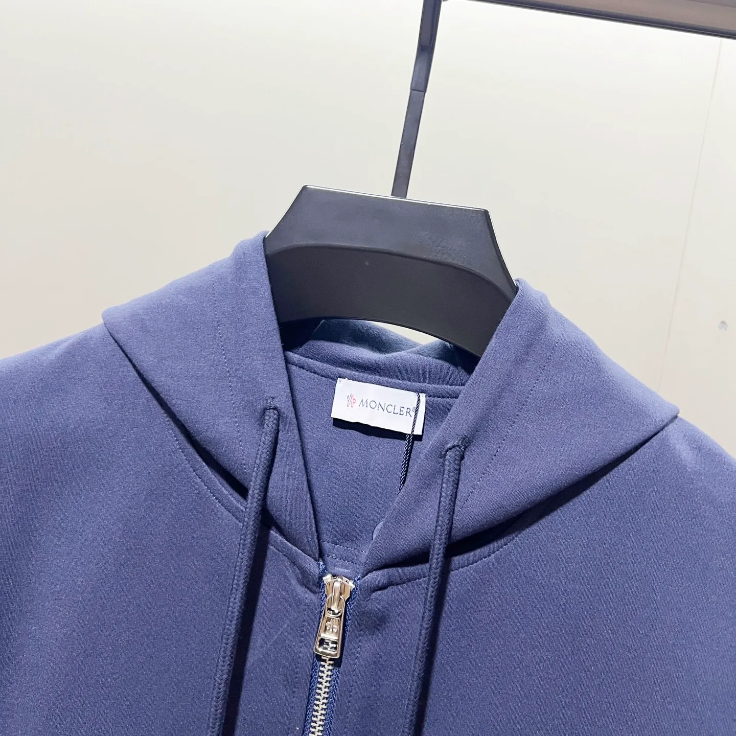 P280 MONCLER/Mask Custom fabric suit zipper hooded jacket Simple arm brand LOGO small badge threaded cuff technology Official synchronization High version High quality Fashion personality Versatile trend Pure original quality Original fabric Hang tag Collar label Washed wheat Complete three standards Color: blue. Gray. Size: S-2XL
