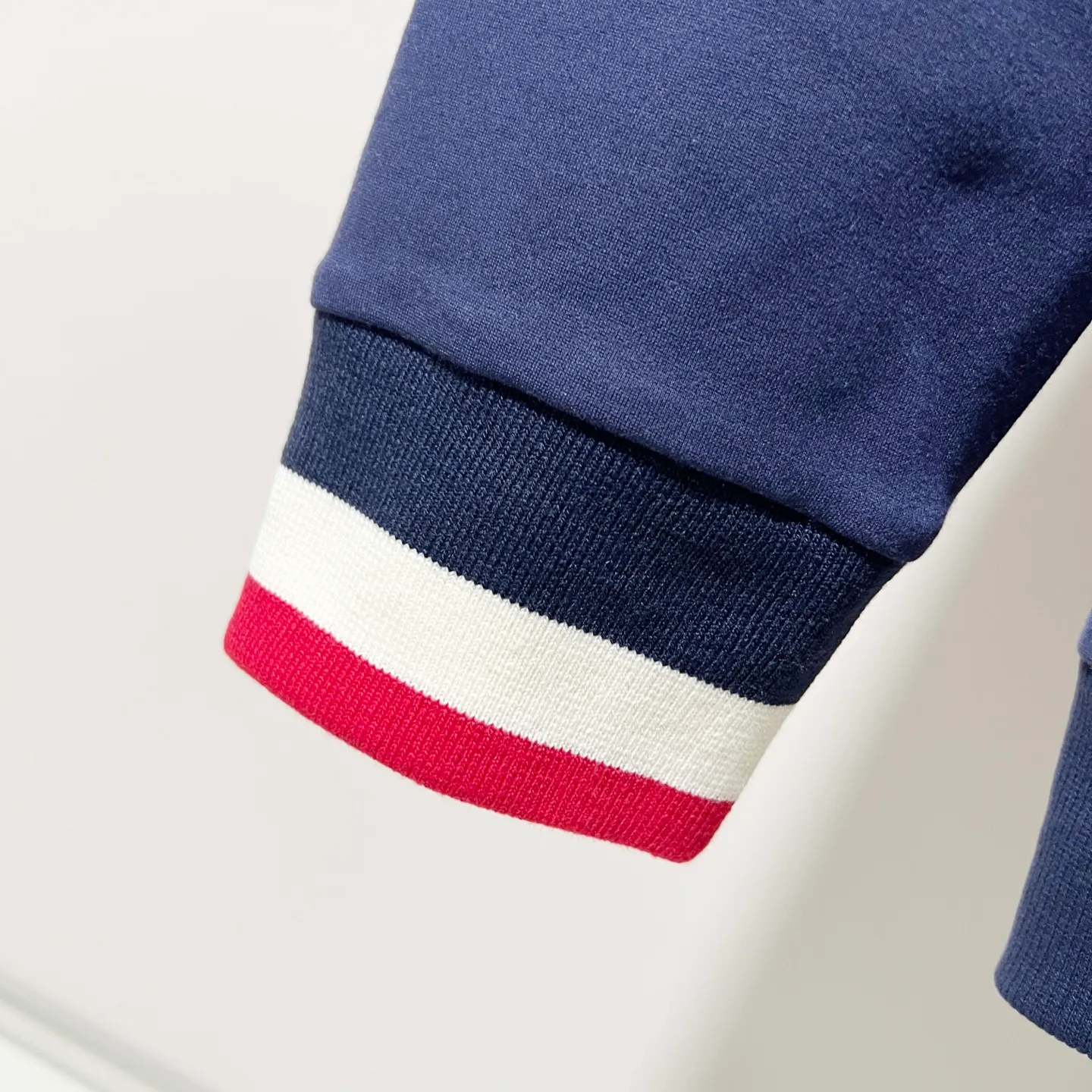 P280 MONCLER/Mask Custom fabric suit zipper hooded jacket Simple arm brand LOGO small badge threaded cuff technology Official synchronization High version High quality Fashion personality Versatile trend Pure original quality Original fabric Hang tag Collar label Washed wheat Complete three standards Color: blue. Gray. Size: S-2XL