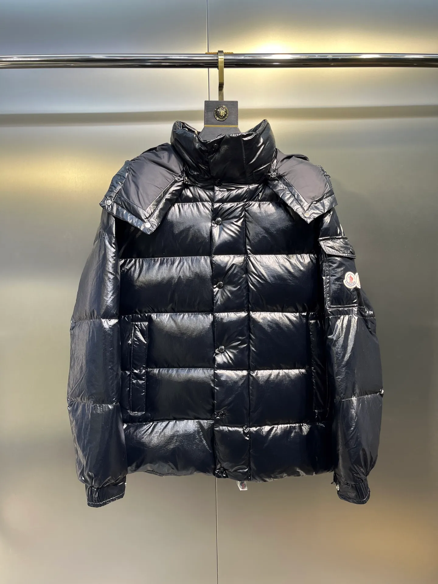 P840 Moncler 70th Anniversary 🌟maya limited edition double label series, the highest version 95 white goose down, French M Archives collection, ultra-high-end Maya series, hooded warm down jacket for couples, winter jacket! The Maya down jacket, which has been anticipated for a year, is one of the most classic down jacket styles and is a collection from the Moner Archives! I won’t brag about the quality of this down jacket, because everyone claims to be the best, and everyone must receive a good one! Toray's glossy outer material is supplied by customers, with great fluffiness, no trace of stems, strong resilience, outstanding details, exquisite craftsmanship, and DIST environmentally friendly goose down filling! This year’s latest logo is full of warmth, which is enough for basically anywhere in the country! It can be worn as a ski suit, and it is so handsome. It is definitely the most influential winter high-street item when worn!  Size: 1-5 yards