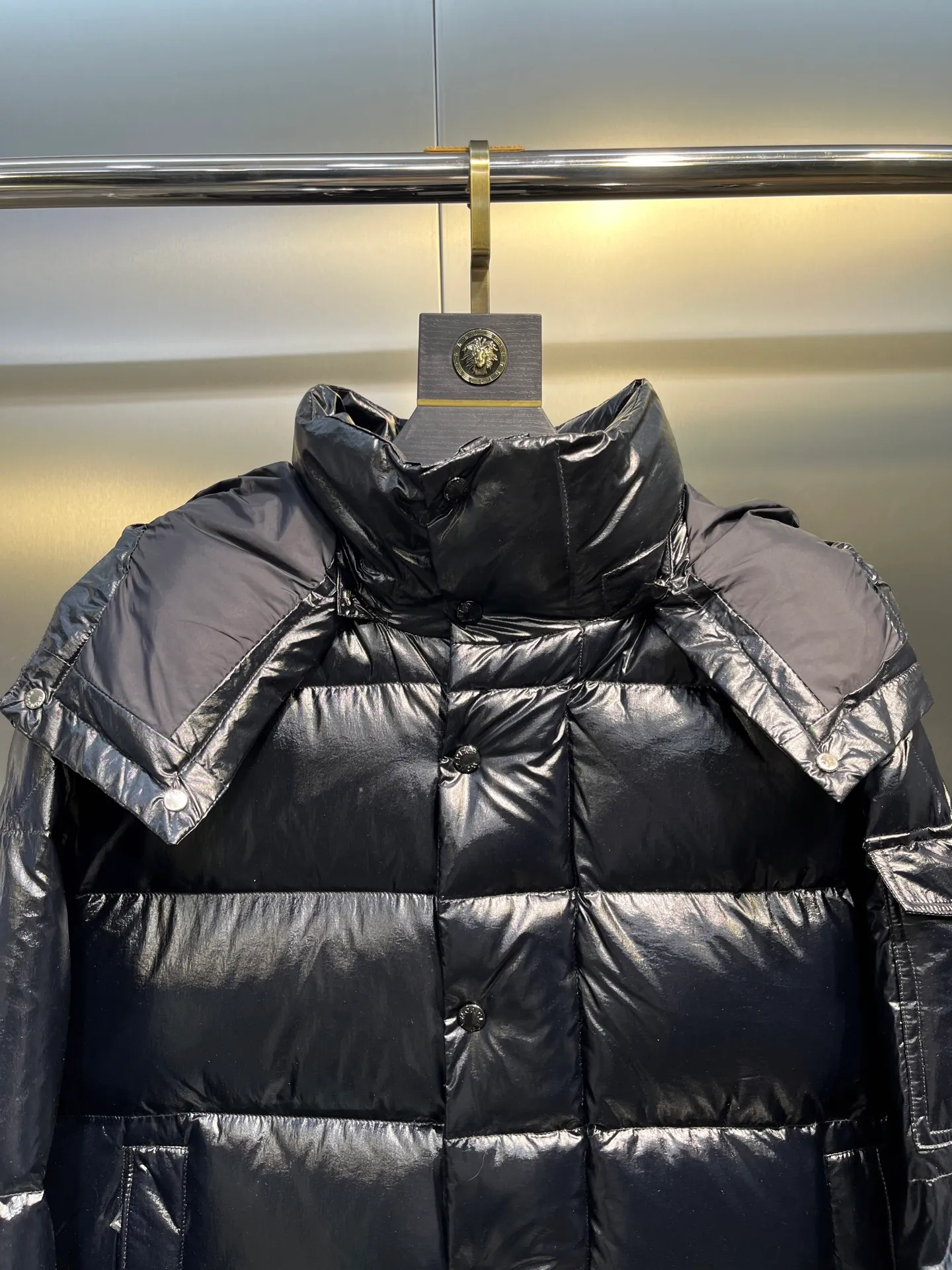 P840 Moncler 70th Anniversary 🌟maya limited edition double label series, the highest version 95 white goose down, French M Archives collection, ultra-high-end Maya series, hooded warm down jacket for couples, winter jacket! The Maya down jacket, which has been anticipated for a year, is one of the most classic down jacket styles and is a collection from the Moner Archives! I won’t brag about the quality of this down jacket, because everyone claims to be the best, and everyone must receive a good one! Toray's glossy outer material is supplied by customers, with great fluffiness, no trace of stems, strong resilience, outstanding details, exquisite craftsmanship, and DIST environmentally friendly goose down filling! This year’s latest logo is full of warmth, which is enough for basically anywhere in the country! It can be worn as a ski suit, and it is so handsome. It is definitely the most influential winter high-street item when worn!  Size: 1-5 yards