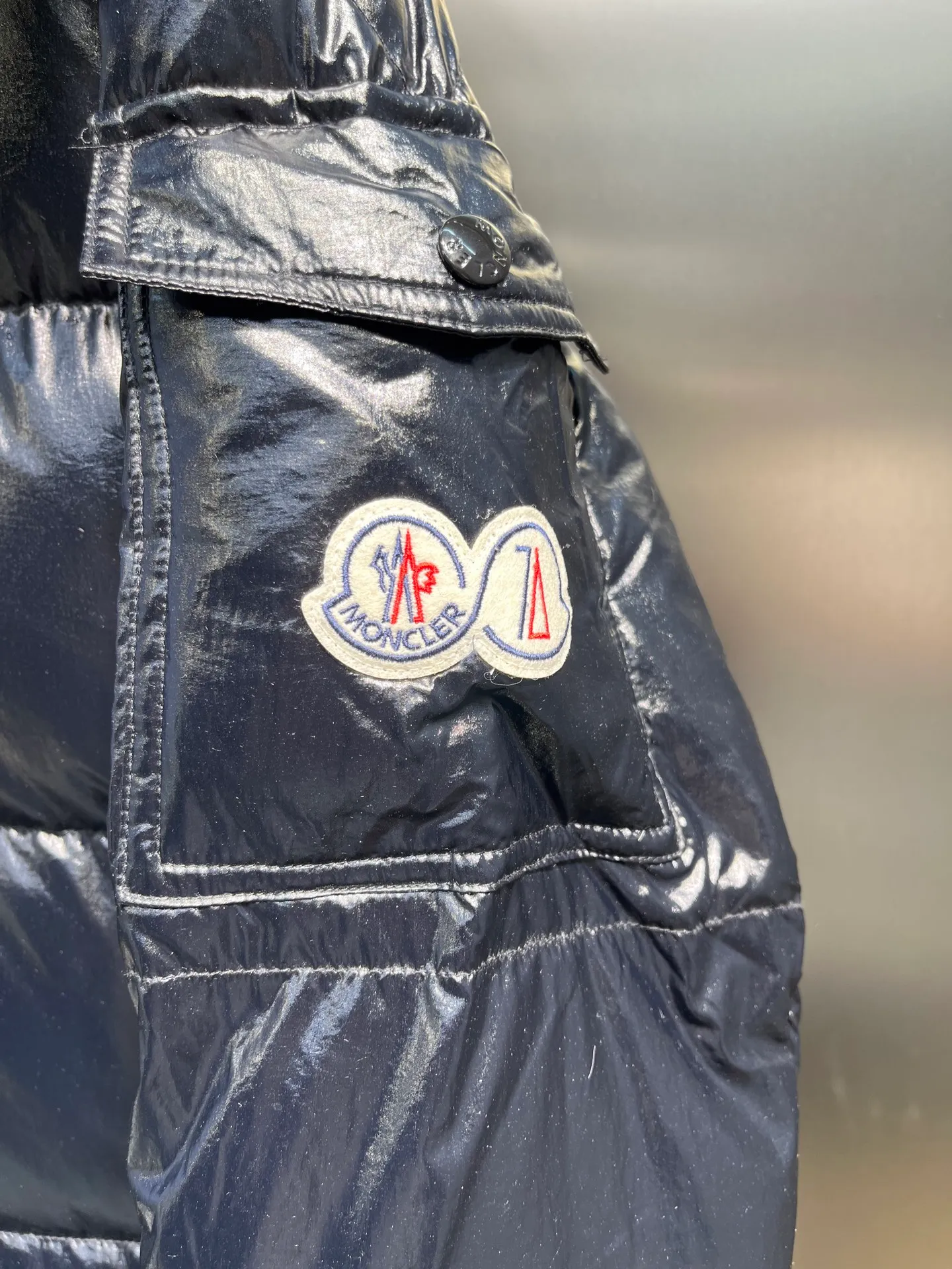 P840 Moncler 70th Anniversary 🌟maya limited edition double label series, the highest version 95 white goose down, French M Archives collection, ultra-high-end Maya series, hooded warm down jacket for couples, winter jacket! The Maya down jacket, which has been anticipated for a year, is one of the most classic down jacket styles and is a collection from the Moner Archives! I won’t brag about the quality of this down jacket, because everyone claims to be the best, and everyone must receive a good one! Toray's glossy outer material is supplied by customers, with great fluffiness, no trace of stems, strong resilience, outstanding details, exquisite craftsmanship, and DIST environmentally friendly goose down filling! This year’s latest logo is full of warmth, which is enough for basically anywhere in the country! It can be worn as a ski suit, and it is so handsome. It is definitely the most influential winter high-street item when worn!  Size: 1-5 yards