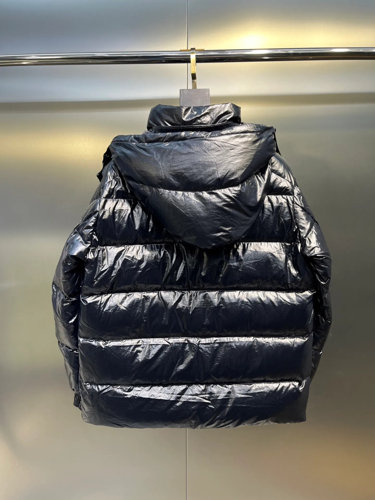P840 Moncler 70th Anniversary 🌟maya limited edition double label series, the highest version 95 white goose down, French M Archives collection, ultra-high-end Maya series, hooded warm down jacket for couples, winter jacket! The Maya down jacket, which has been anticipated for a year, is one of the most classic down jacket styles and is a collection from the Moner Archives! I won’t brag about the quality of this down jacket, because everyone claims to be the best, and everyone must receive a good one! Toray's glossy outer material is supplied by customers, with great fluffiness, no trace of stems, strong resilience, outstanding details, exquisite craftsmanship, and DIST environmentally friendly goose down filling! This year’s latest logo is full of warmth, which is enough for basically anywhere in the country! It can be worn as a ski suit, and it is so handsome. It is definitely the most influential winter high-street item when worn!  Size: 1-5 yards
