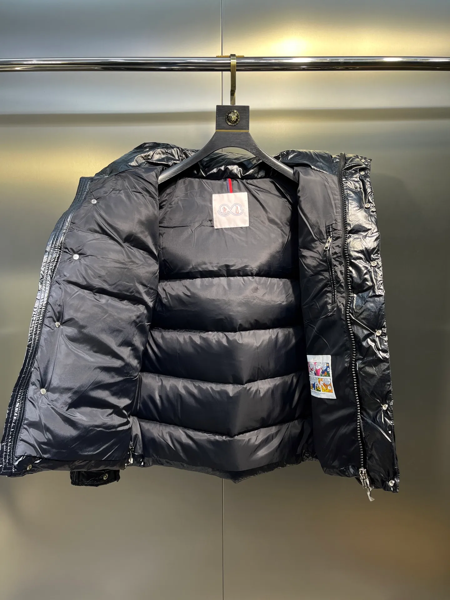 P840 Moncler 70th Anniversary 🌟maya limited edition double label series, the highest version 95 white goose down, French M Archives collection, ultra-high-end Maya series, hooded warm down jacket for couples, winter jacket! The Maya down jacket, which has been anticipated for a year, is one of the most classic down jacket styles and is a collection from the Moner Archives! I won’t brag about the quality of this down jacket, because everyone claims to be the best, and everyone must receive a good one! Toray's glossy outer material is supplied by customers, with great fluffiness, no trace of stems, strong resilience, outstanding details, exquisite craftsmanship, and DIST environmentally friendly goose down filling! This year’s latest logo is full of warmth, which is enough for basically anywhere in the country! It can be worn as a ski suit, and it is so handsome. It is definitely the most influential winter high-street item when worn!  Size: 1-5 yards