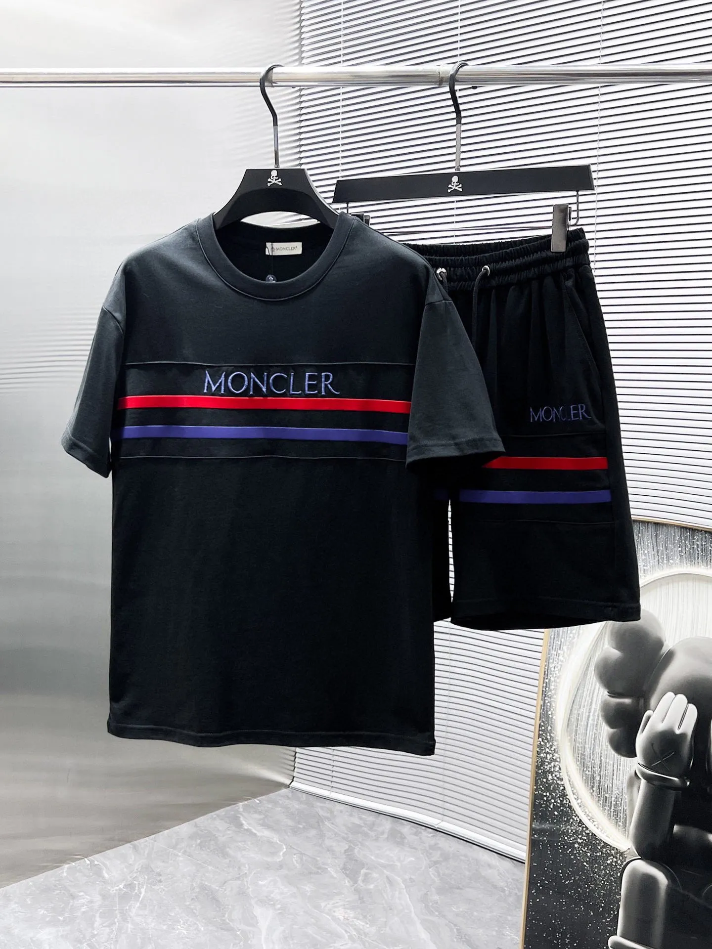 P570 Brand [MONCLER Mouth Covered] 2025 round neck short-sleeved shorts suit. The pure cotton fabric upper body will not be stuffy, the smooth and comfortable skin-friendly effect is more breathable, the fabric has its own texture, classic logo technology, a new interpretation from a unique angle, fashionable and versatile choice! Size: M-3XL (maximum wear: 190 pounds)