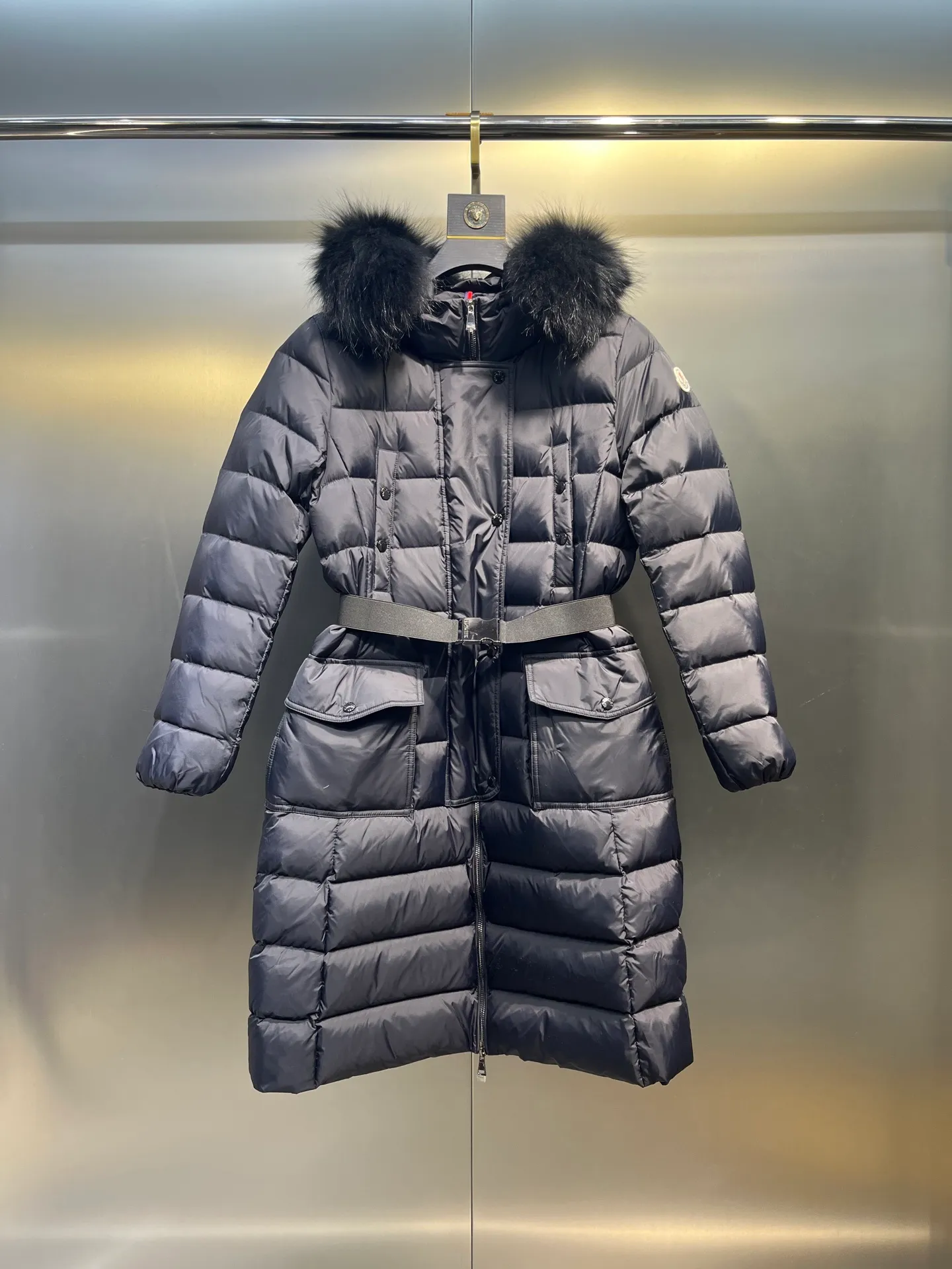 P1100 Moncler Men's Autumn and Winter Popular Moncler Women's Down Jacket Hooded Long Sleeve Belt Waist Fur Collar Down Jacket, the same style as Yang Mi Style No.: 1905 Yang Mi Color: Black Code Number: 1.2.3.4