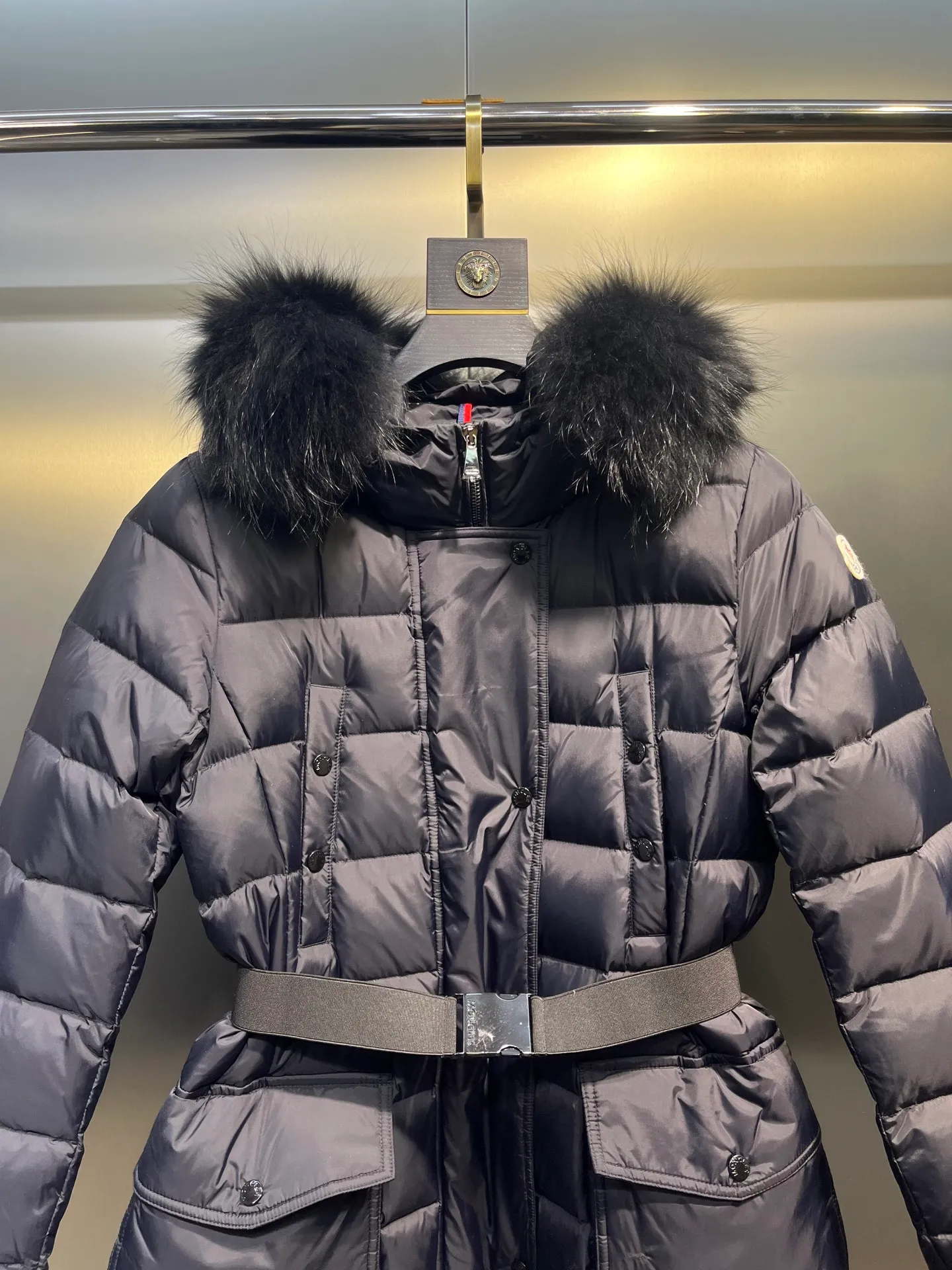 P1100 Moncler Men's Autumn and Winter Popular Moncler Women's Down Jacket Hooded Long Sleeve Belt Waist Fur Collar Down Jacket, the same style as Yang Mi Style No.: 1905 Yang Mi Color: Black Code Number: 1.2.3.4