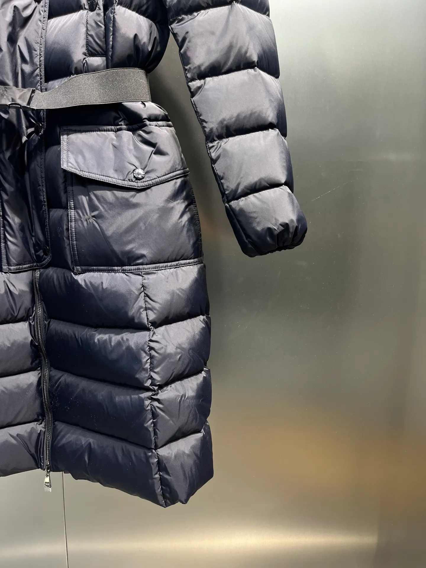 P1100 Moncler Men's Autumn and Winter Popular Moncler Women's Down Jacket Hooded Long Sleeve Belt Waist Fur Collar Down Jacket, the same style as Yang Mi Style No.: 1905 Yang Mi Color: Black Code Number: 1.2.3.4