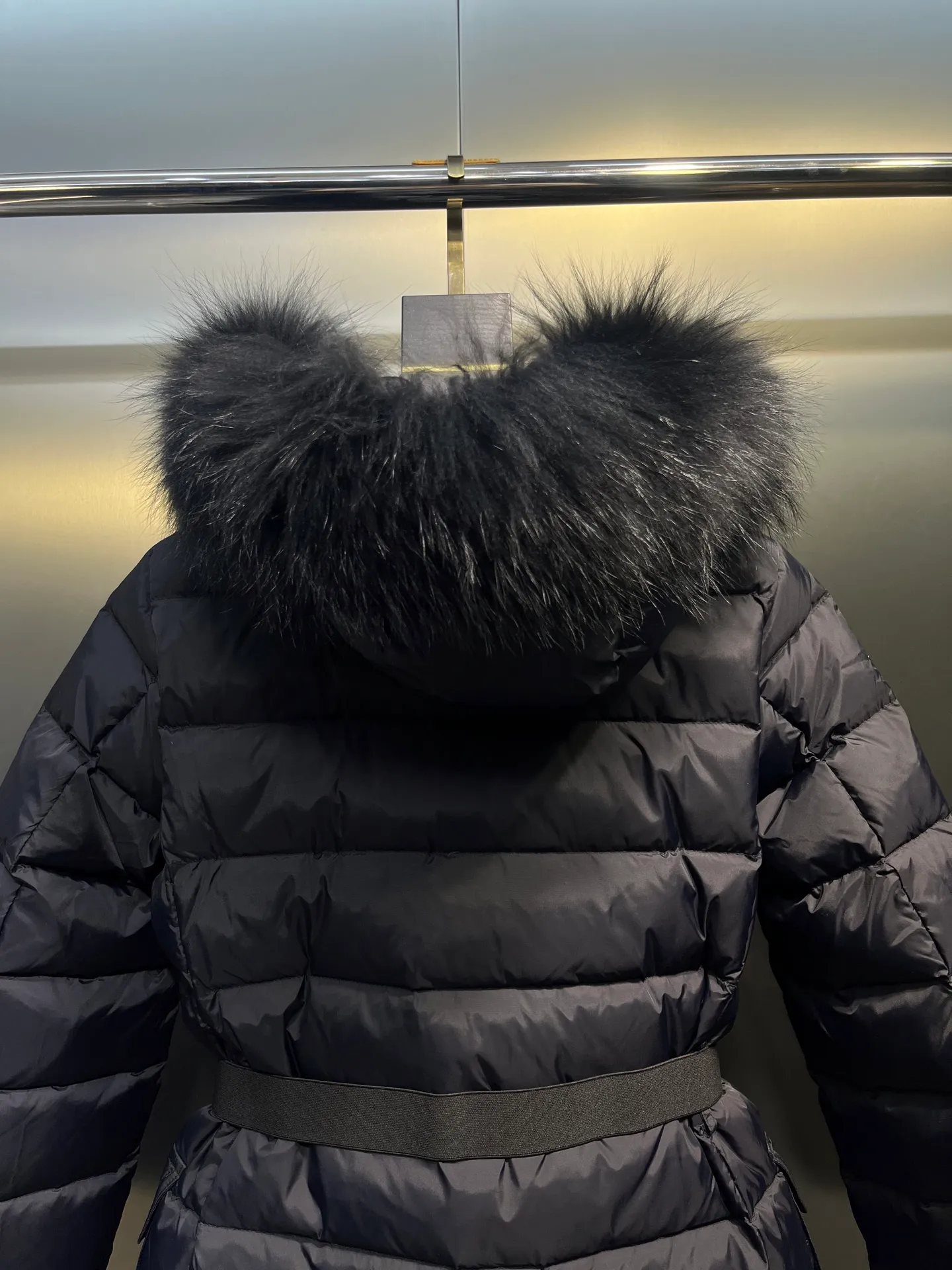 P1100 Moncler Men's Autumn and Winter Popular Moncler Women's Down Jacket Hooded Long Sleeve Belt Waist Fur Collar Down Jacket, the same style as Yang Mi Style No.: 1905 Yang Mi Color: Black Code Number: 1.2.3.4