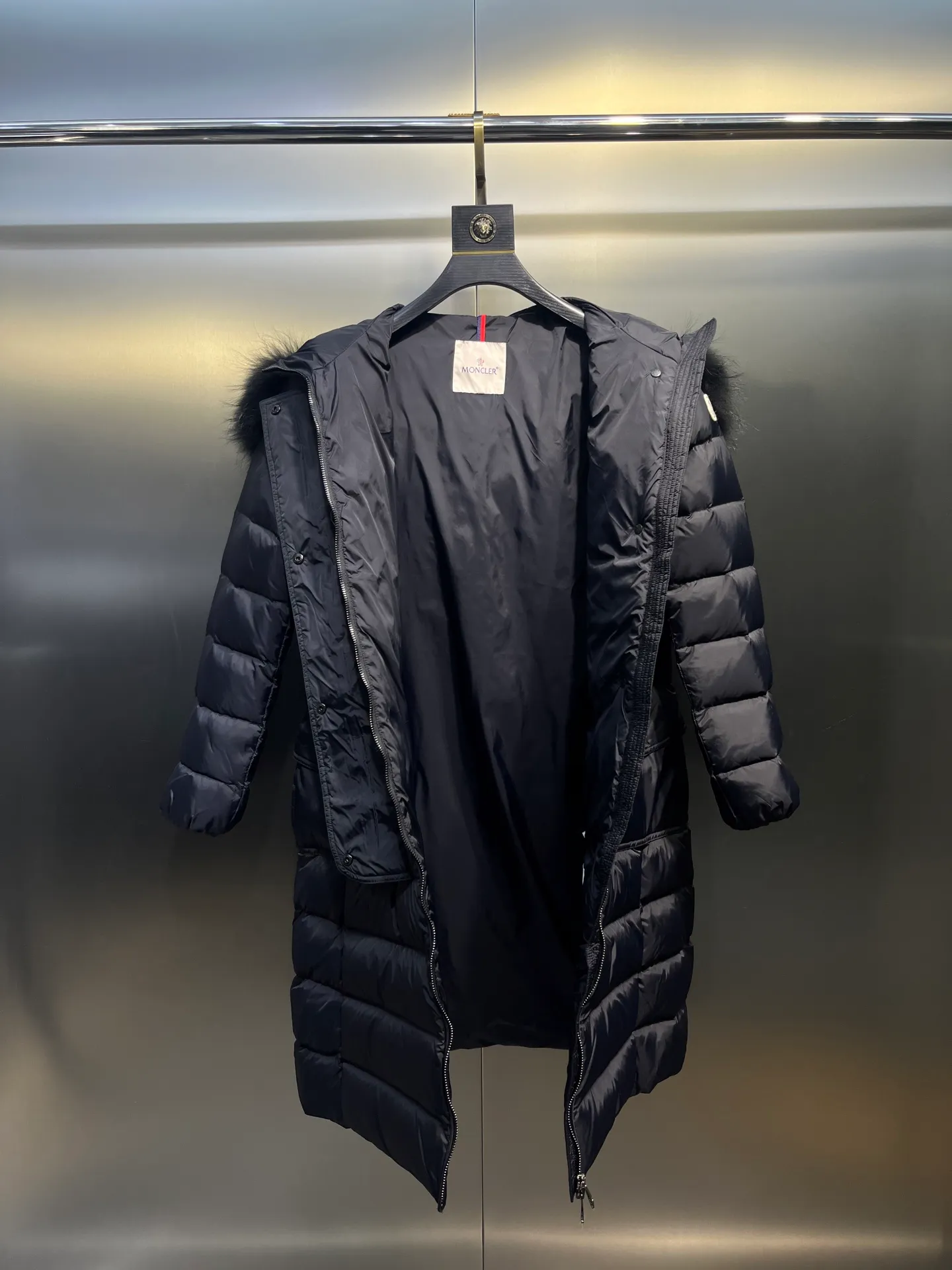P1100 Moncler Men's Autumn and Winter Popular Moncler Women's Down Jacket Hooded Long Sleeve Belt Waist Fur Collar Down Jacket, the same style as Yang Mi Style No.: 1905 Yang Mi Color: Black Code Number: 1.2.3.4
