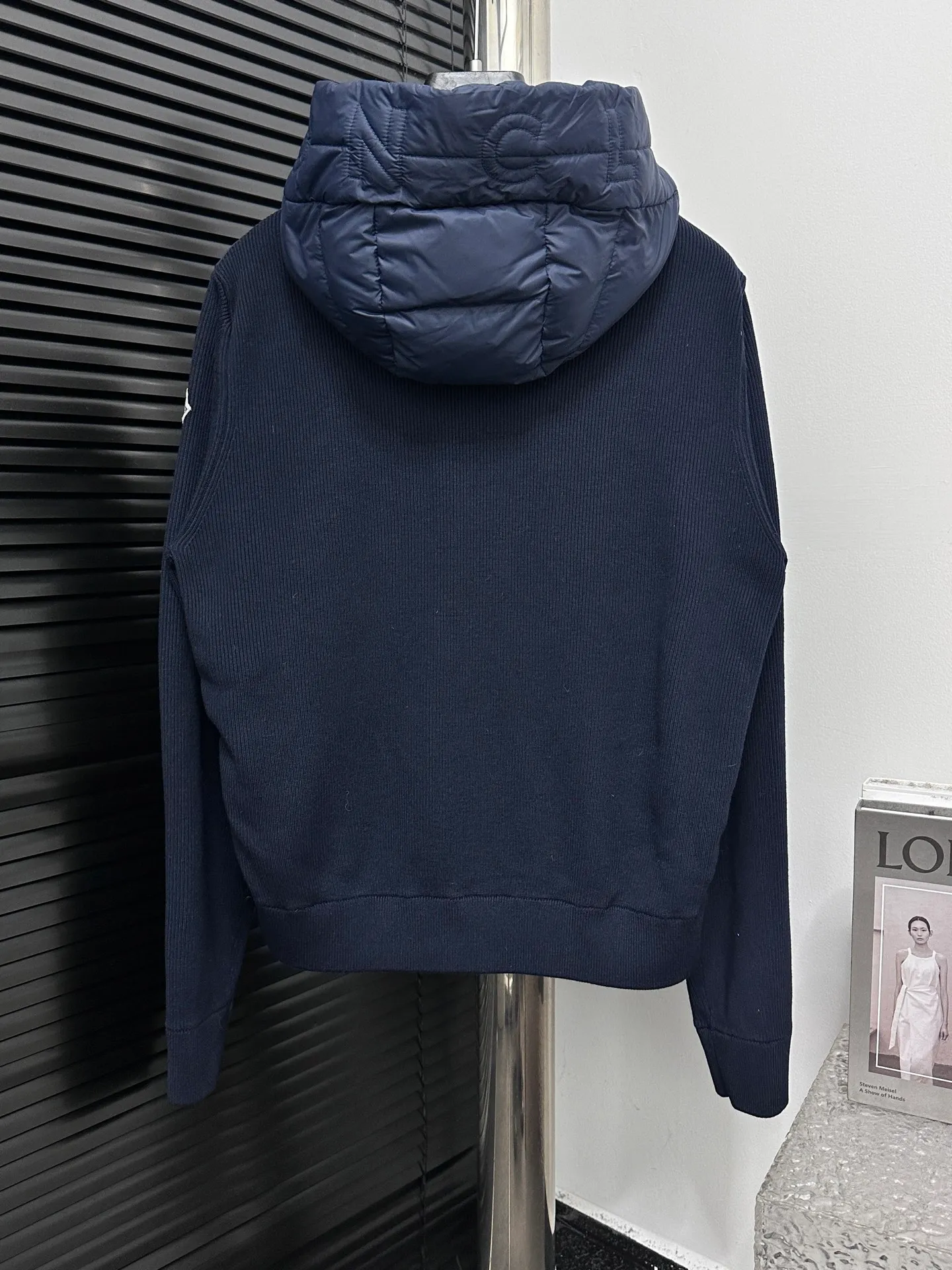 P680 [MONCLER] 25FW new autumn and winter men's padded wool zipper hoody. This wool hood is equipped with a filled down front and is a practical item suitable for multi-season wear. This hood features a quilted logo, highlighting the brand's heritage. Designed in a lightweight knit, it's a practical addition to your versatile wardrobe and can be easily worn in milder weather. Made of wool Longue saison lining Longue saison front, filled with down Rib knit 12 gauge Fine soft hood Zip closure Pockets Sizes: S-XXL