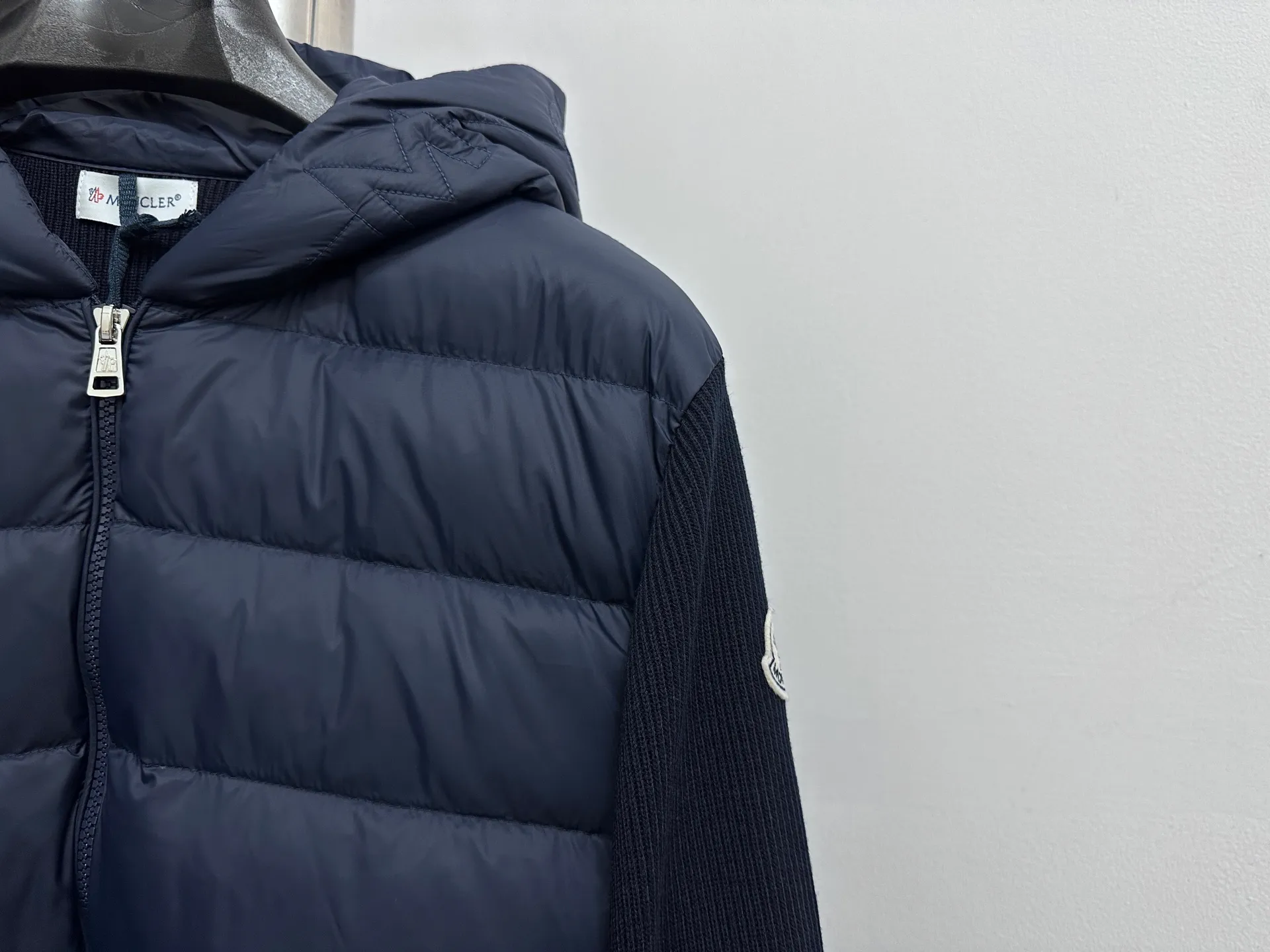 P680 [MONCLER] 25FW new autumn and winter men's padded wool zipper hoody. This wool hood is equipped with a filled down front and is a practical item suitable for multi-season wear. This hood features a quilted logo, highlighting the brand's heritage. Designed in a lightweight knit, it's a practical addition to your versatile wardrobe and can be easily worn in milder weather. Made of wool Longue saison lining Longue saison front, filled with down Rib knit 12 gauge Fine soft hood Zip closure Pockets Sizes: S-XXL