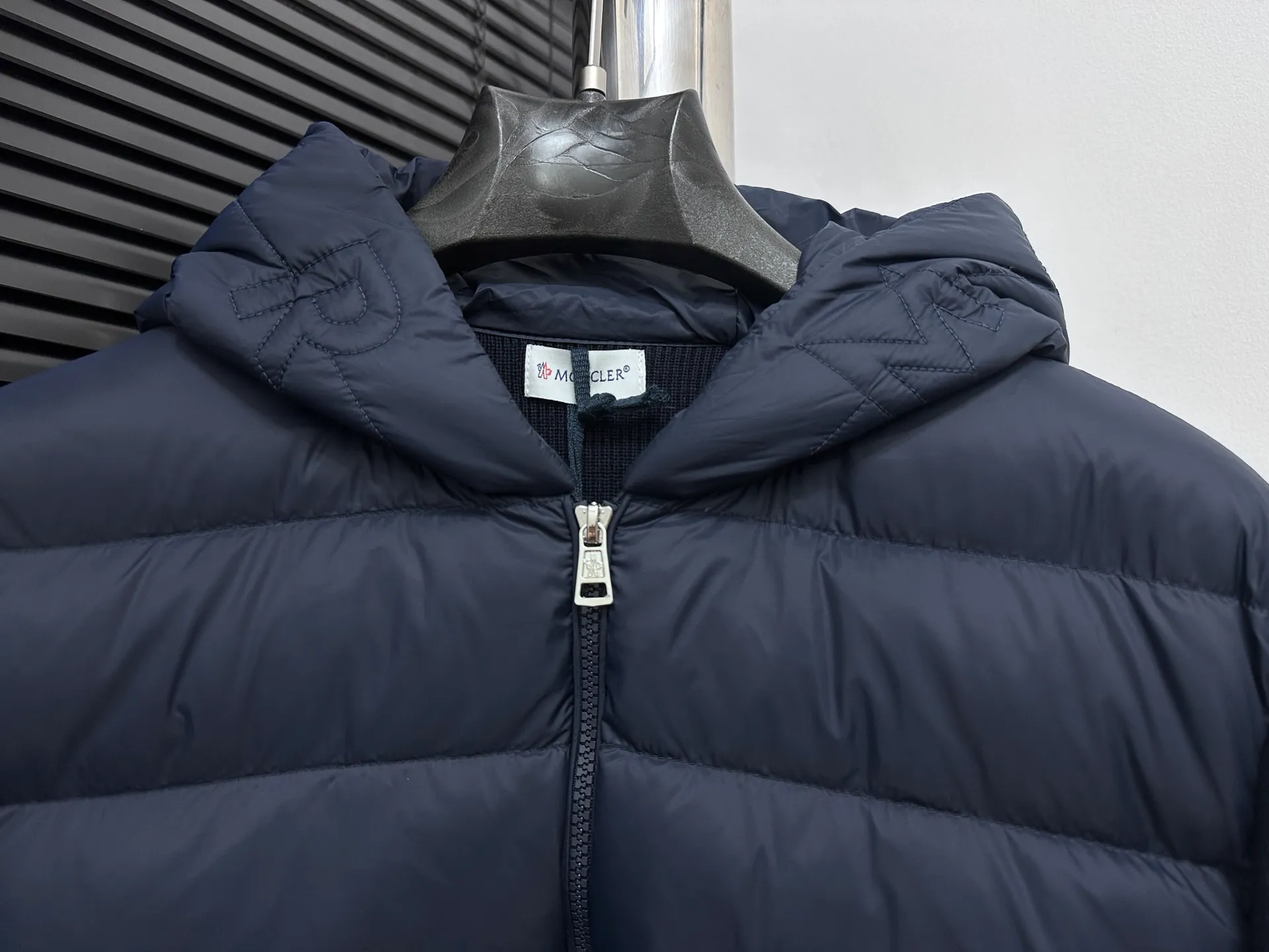 P680 [MONCLER] 25FW new autumn and winter men's padded wool zipper hoody. This wool hood is equipped with a filled down front and is a practical item suitable for multi-season wear. This hood features a quilted logo, highlighting the brand's heritage. Designed in a lightweight knit, it's a practical addition to your versatile wardrobe and can be easily worn in milder weather. Made of wool Longue saison lining Longue saison front, filled with down Rib knit 12 gauge Fine soft hood Zip closure Pockets Sizes: S-XXL