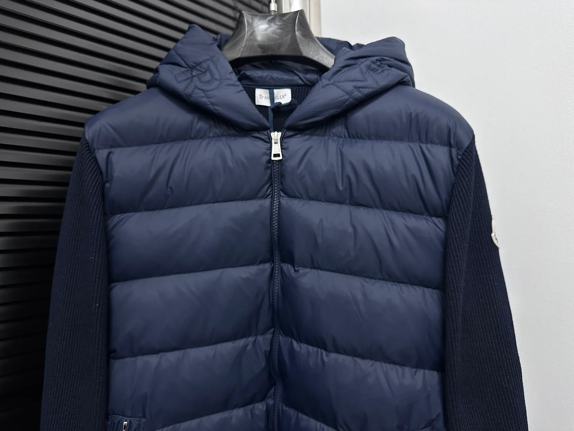 P680 [MONCLER] 25FW new autumn and winter men's padded wool zipper hoody. This wool hood is equipped with a filled down front and is a practical item suitable for multi-season wear. This hood features a quilted logo, highlighting the brand's heritage. Designed in a lightweight knit, it's a practical addition to your versatile wardrobe and can be easily worn in milder weather. Made of wool Longue saison lining Longue saison front, filled with down Rib knit 12 gauge Fine soft hood Zip closure Pockets Sizes: S-XXL