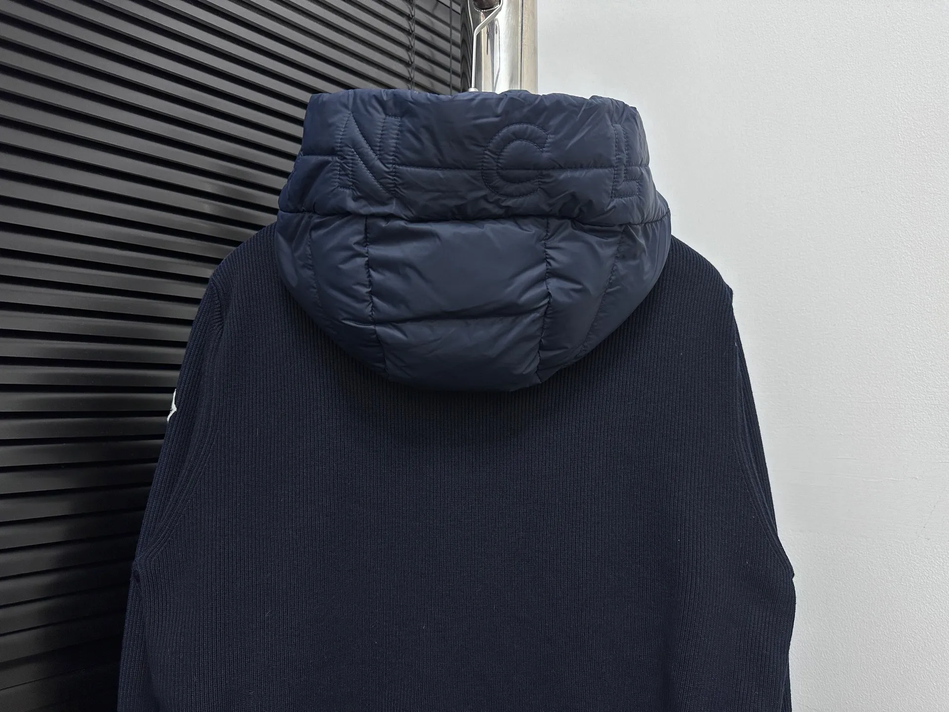 P680 [MONCLER] 25FW new autumn and winter men's padded wool zipper hoody. This wool hood is equipped with a filled down front and is a practical item suitable for multi-season wear. This hood features a quilted logo, highlighting the brand's heritage. Designed in a lightweight knit, it's a practical addition to your versatile wardrobe and can be easily worn in milder weather. Made of wool Longue saison lining Longue saison front, filled with down Rib knit 12 gauge Fine soft hood Zip closure Pockets Sizes: S-XXL