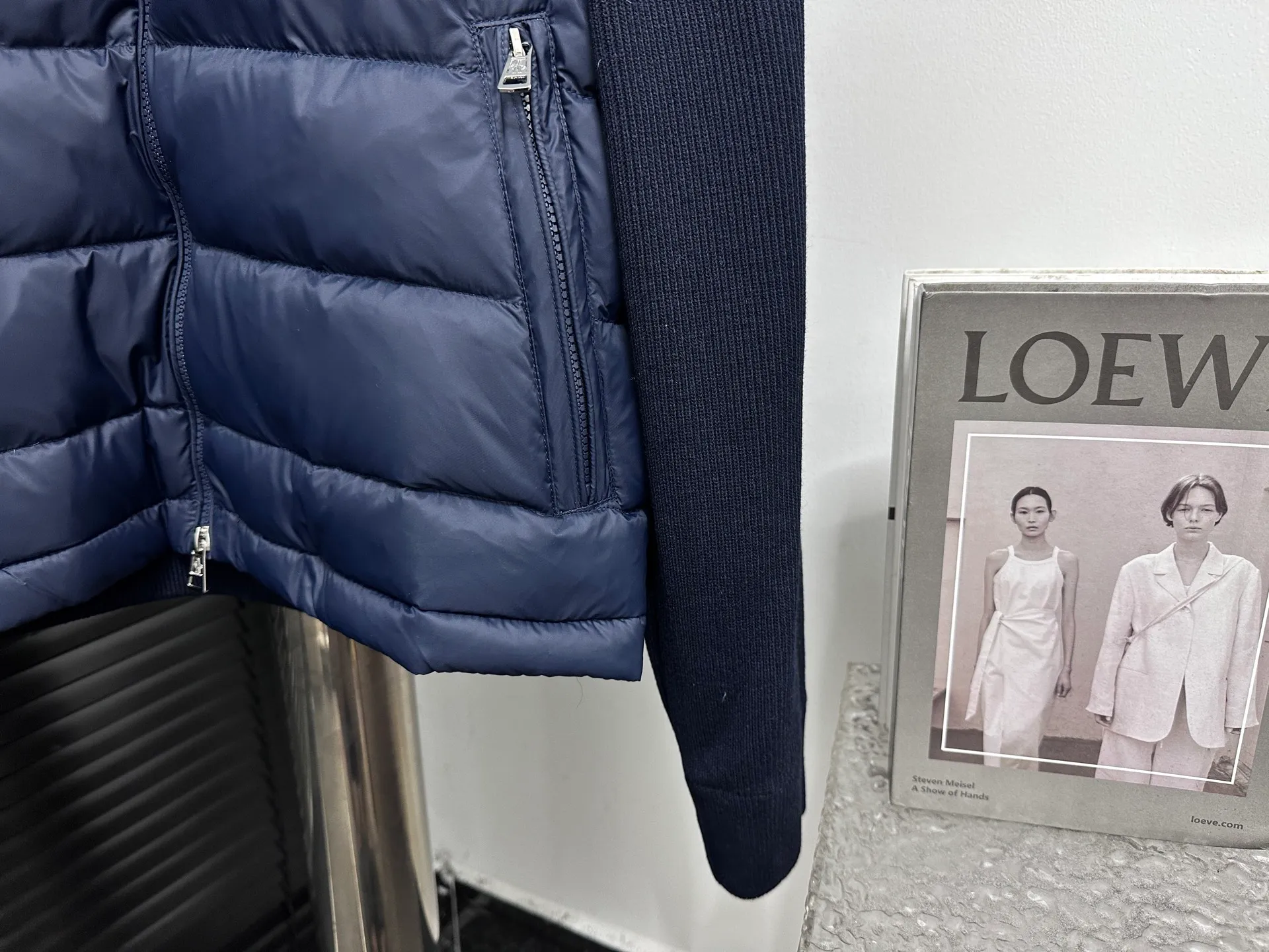 P680 [MONCLER] 25FW new autumn and winter men's padded wool zipper hoody. This wool hood is equipped with a filled down front and is a practical item suitable for multi-season wear. This hood features a quilted logo, highlighting the brand's heritage. Designed in a lightweight knit, it's a practical addition to your versatile wardrobe and can be easily worn in milder weather. Made of wool Longue saison lining Longue saison front, filled with down Rib knit 12 gauge Fine soft hood Zip closure Pockets Sizes: S-XXL