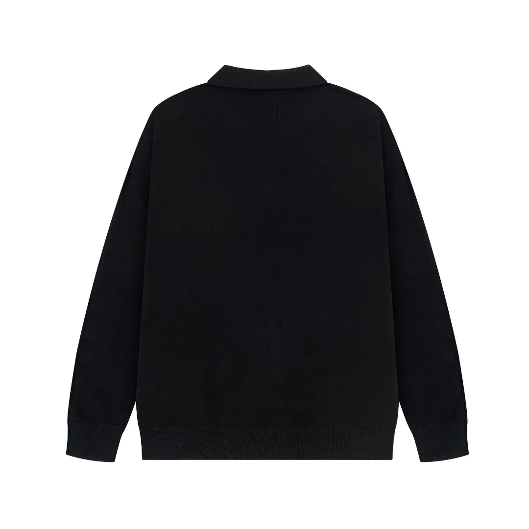 P240 Moncler's latest casual Polo lapel wool sweater.  The texture is delicate, soft and comfortable, skin-friendly and warm, not easy to deform, simple and high-end style, and the logo on the chest is very exquisite and perfect! The upper body effect is very strong 👍 Color: black, gray Size: S-XL