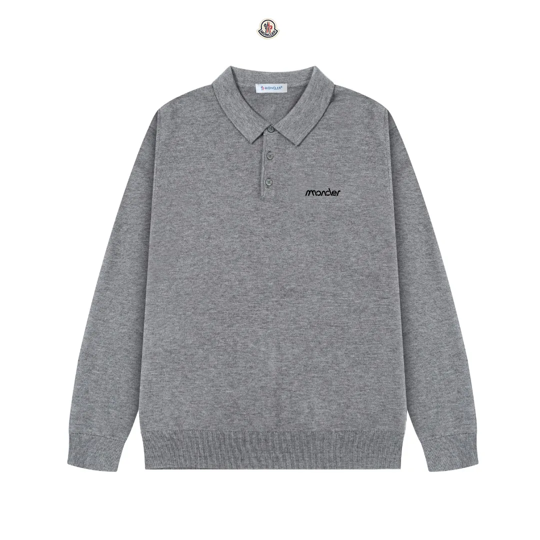 P240 Moncler's latest casual Polo lapel wool sweater.  The texture is delicate, soft and comfortable, skin-friendly and warm, not easy to deform, simple and high-end style, and the logo on the chest is very exquisite and perfect! The upper body effect is very strong 👍 Color: black, gray Size: S-XL