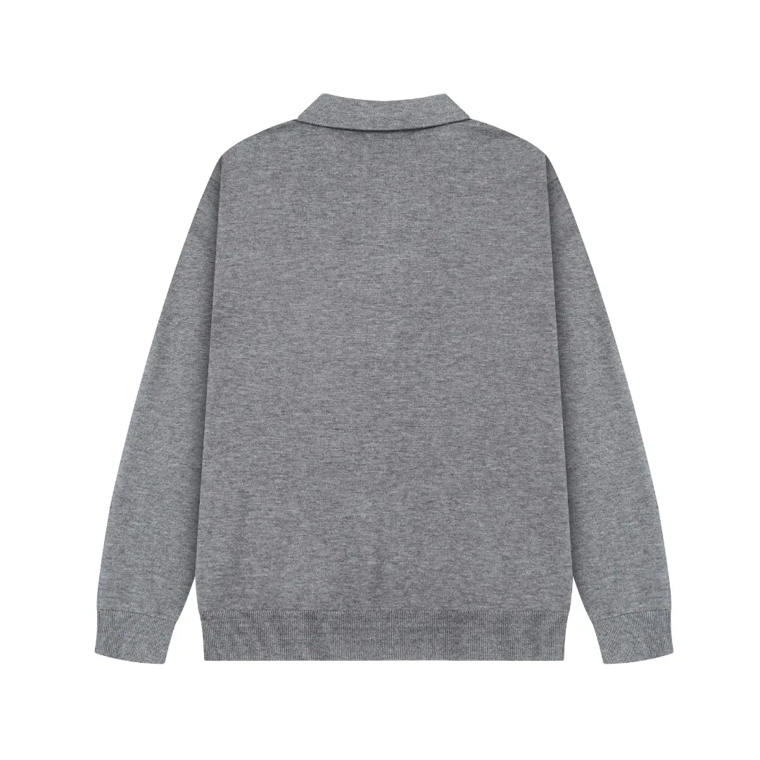 P240 Moncler's latest casual Polo lapel wool sweater.  The texture is delicate, soft and comfortable, skin-friendly and warm, not easy to deform, simple and high-end style, and the logo on the chest is very exquisite and perfect! The upper body effect is very strong 👍 Color: black, gray Size: S-XL