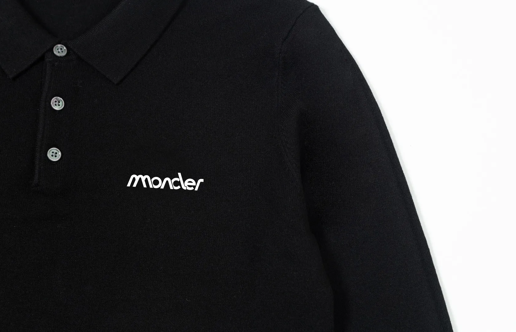 P240 Moncler's latest casual Polo lapel wool sweater.  The texture is delicate, soft and comfortable, skin-friendly and warm, not easy to deform, simple and high-end style, and the logo on the chest is very exquisite and perfect! The upper body effect is very strong 👍 Color: black, gray Size: S-XL
