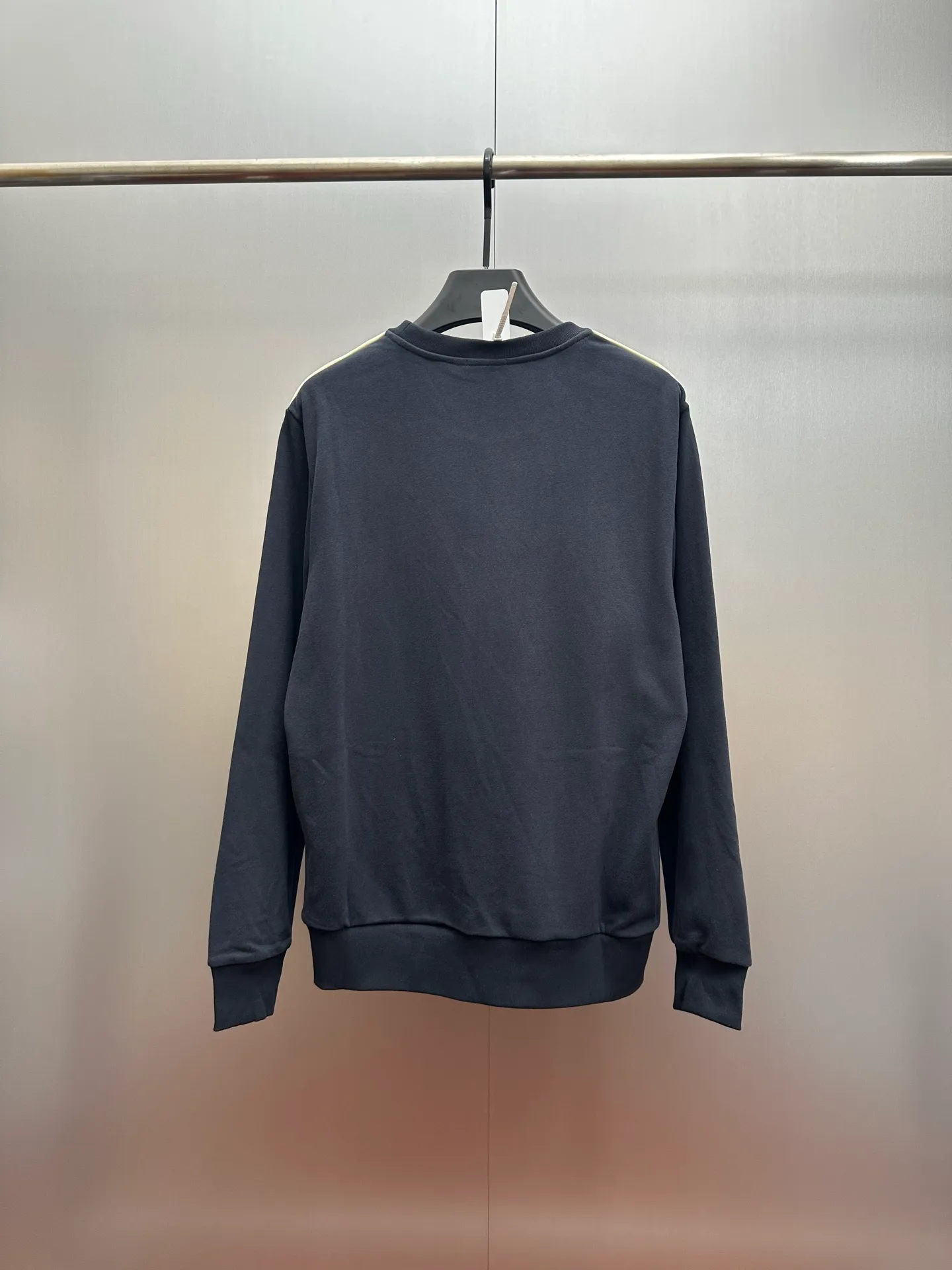 P390 MONCLER round neck cotton long-sleeved sweatshirt with logo, genuine product purchased and developed at 5400, 320g multi-thread sweatshirt velvet 100% cotton, 400g 1*1 trendy brand rib, 280g shoulder double-sided strapping, fabric wash, template embroidery, customized 1:1 embroidered logo, customized 1:1 strapping, customized 1:1 ribbon, customized 1:1 trademark, loose version size: S M L XL