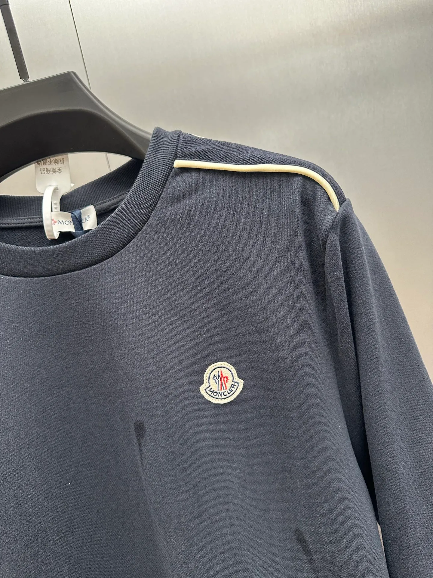 P390 MONCLER round neck cotton long-sleeved sweatshirt with logo, genuine product purchased and developed at 5400, 320g multi-thread sweatshirt velvet 100% cotton, 400g 1*1 trendy brand rib, 280g shoulder double-sided strapping, fabric wash, template embroidery, customized 1:1 embroidered logo, customized 1:1 strapping, customized 1:1 ribbon, customized 1:1 trademark, loose version size: S M L XL