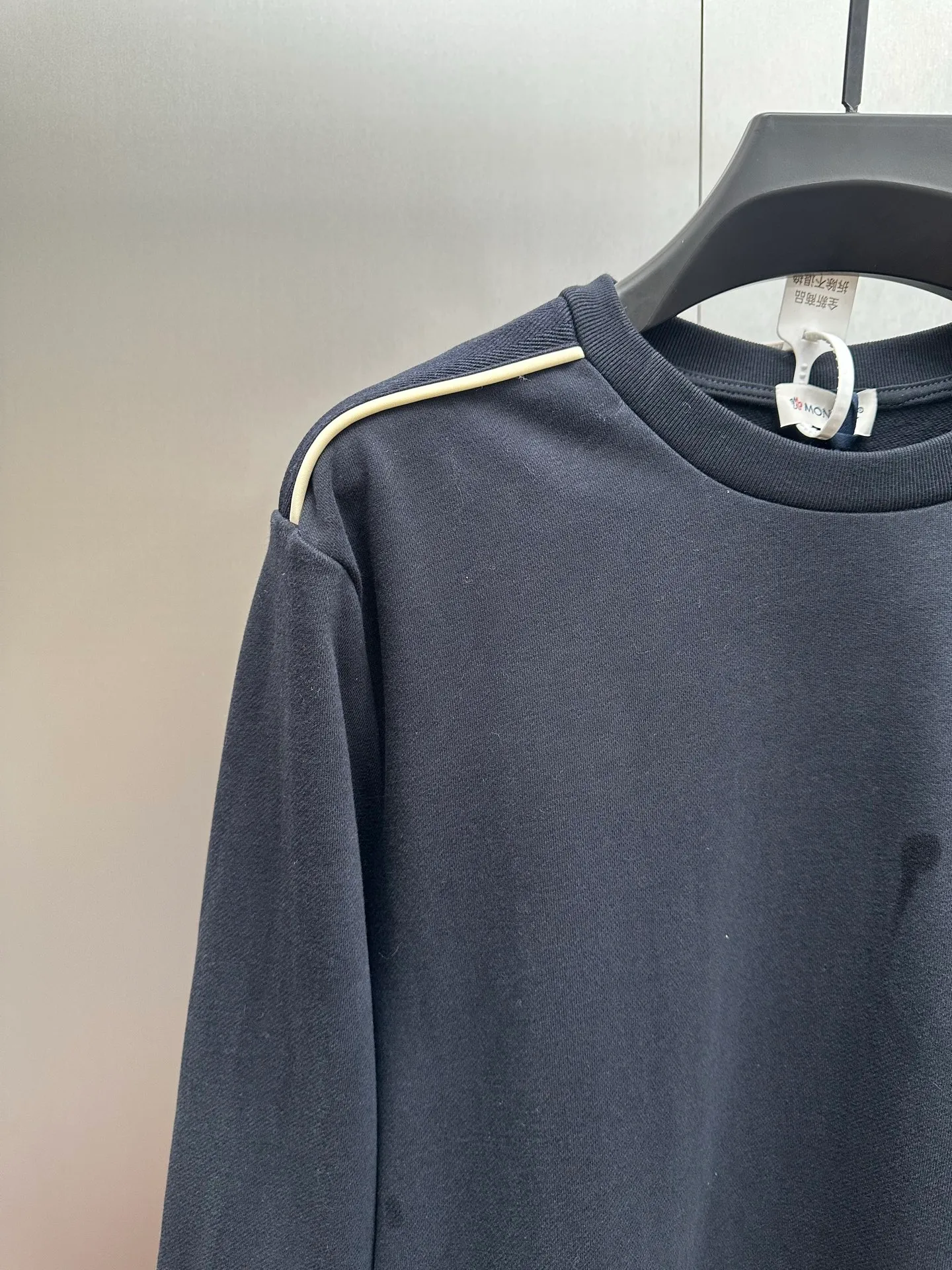 P390 MONCLER round neck cotton long-sleeved sweatshirt with logo, genuine product purchased and developed at 5400, 320g multi-thread sweatshirt velvet 100% cotton, 400g 1*1 trendy brand rib, 280g shoulder double-sided strapping, fabric wash, template embroidery, customized 1:1 embroidered logo, customized 1:1 strapping, customized 1:1 ribbon, customized 1:1 trademark, loose version size: S M L XL