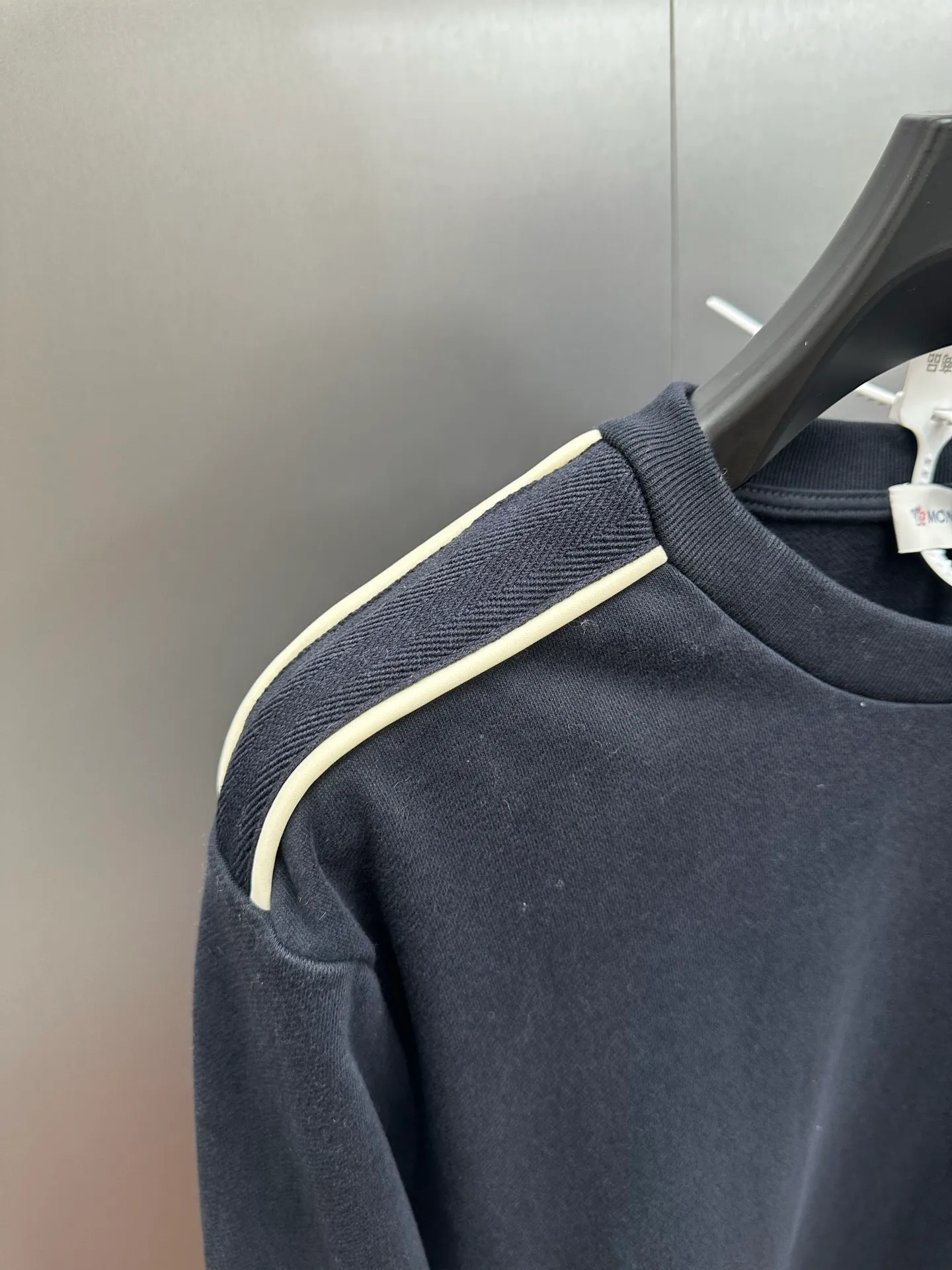 P390 MONCLER round neck cotton long-sleeved sweatshirt with logo, genuine product purchased and developed at 5400, 320g multi-thread sweatshirt velvet 100% cotton, 400g 1*1 trendy brand rib, 280g shoulder double-sided strapping, fabric wash, template embroidery, customized 1:1 embroidered logo, customized 1:1 strapping, customized 1:1 ribbon, customized 1:1 trademark, loose version size: S M L XL