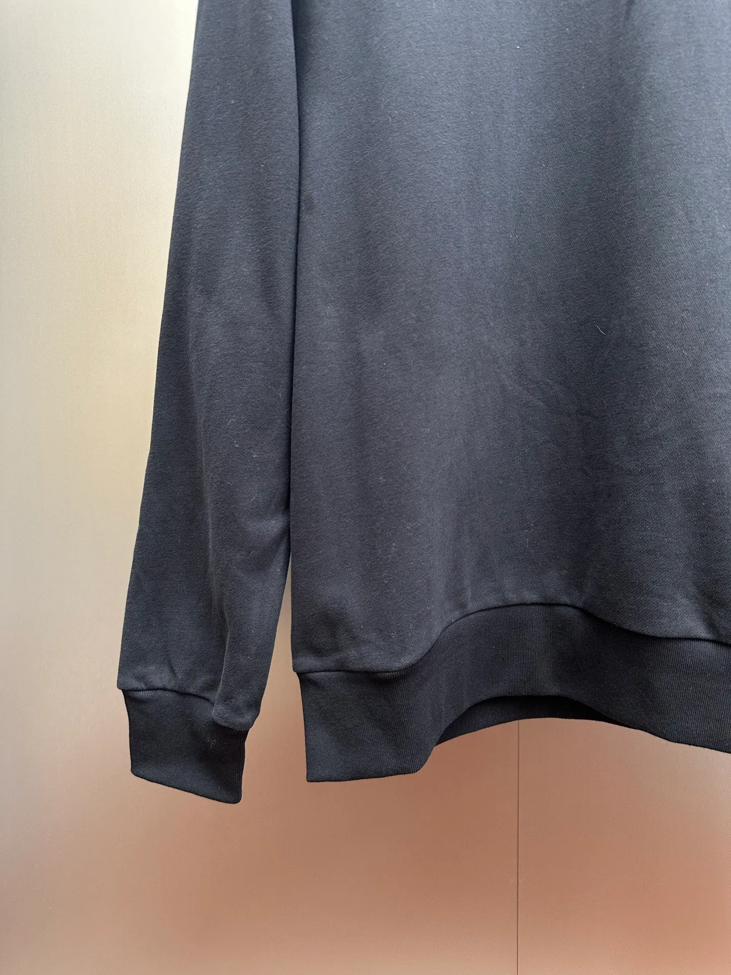 P390 MONCLER round neck cotton long-sleeved sweatshirt with logo, genuine product purchased and developed at 5400, 320g multi-thread sweatshirt velvet 100% cotton, 400g 1*1 trendy brand rib, 280g shoulder double-sided strapping, fabric wash, template embroidery, customized 1:1 embroidered logo, customized 1:1 strapping, customized 1:1 ribbon, customized 1:1 trademark, loose version size: S M L XL