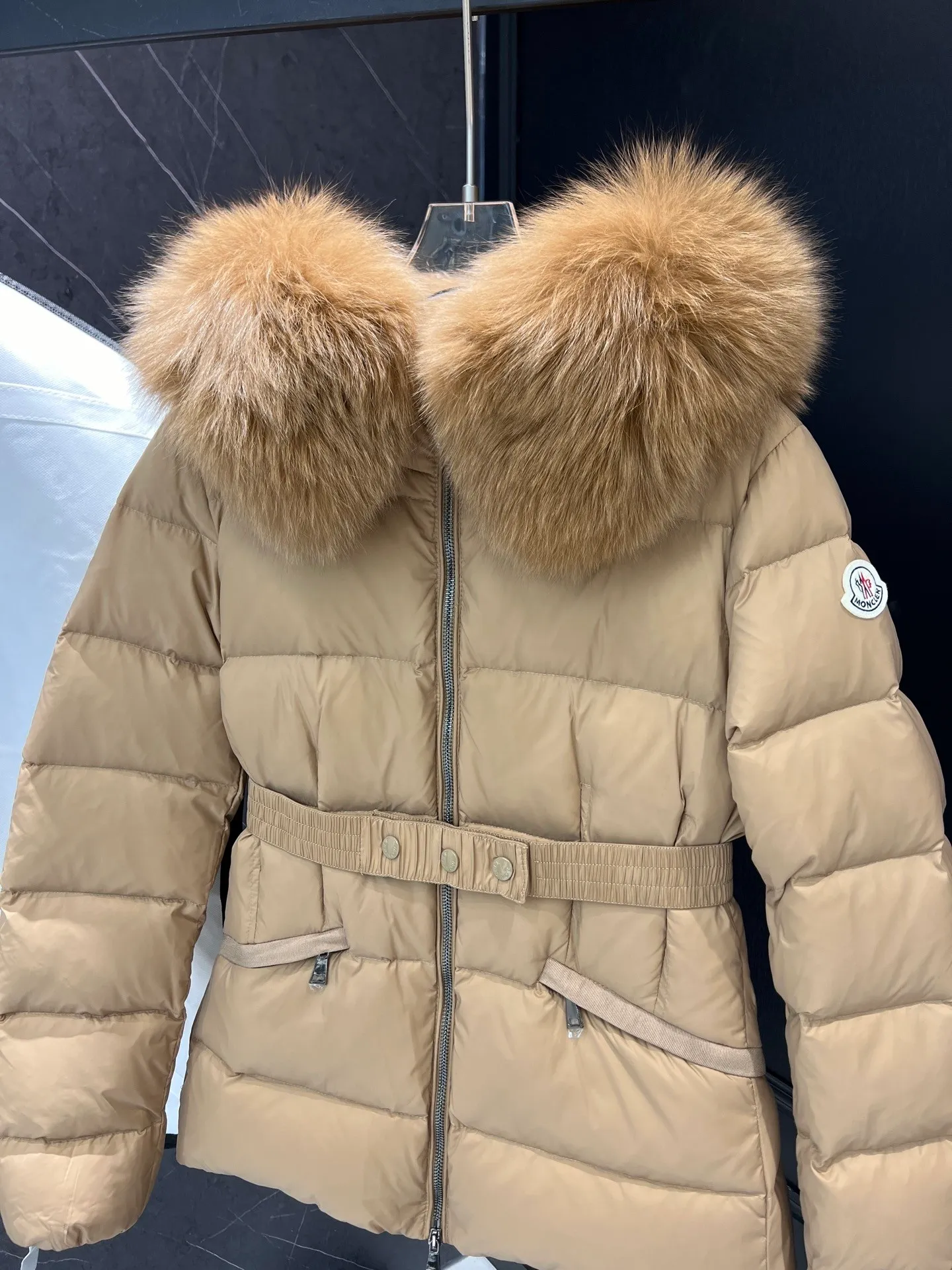 P1040 MONCLER Mouth Boed women's short style Boed women's down is made of longue saison fabric, embellished with fur trim, providing warmth and care. (!Fox fur collar imported from Finland, of course the fur collar needs to be larger to look good) Boed down has a soft silhouette design and is equipped with an exquisite belt to create a sophisticated and elegant winter look. Made of longue saison fabric with wool trim on the hood. Details · Made of longue saison fabric. Longue saison lining · Filled with down · Hood with removable fleece trim · Two-way zip closure · Elasticated waistband with patent snap buttons · Zippered lateral pockets with grosgrain piping · Adjustable elastic cuffs