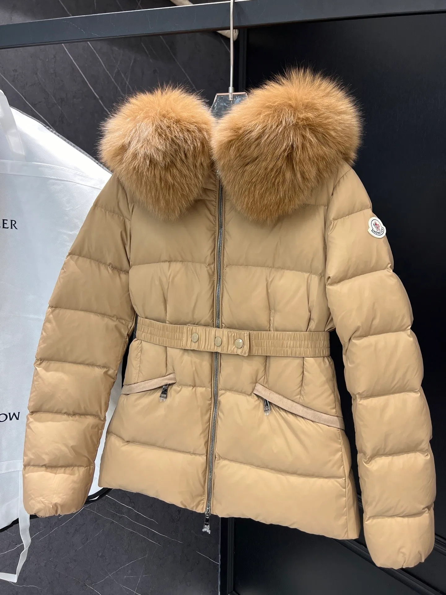 P1040 MONCLER Mouth Boed women's short style Boed women's down is made of longue saison fabric, embellished with fur trim, providing warmth and care. (!Fox fur collar imported from Finland, of course the fur collar needs to be larger to look good) Boed down has a soft silhouette design and is equipped with an exquisite belt to create a sophisticated and elegant winter look. Made of longue saison fabric with wool trim on the hood. Details · Made of longue saison fabric. Longue saison lining · Filled with down · Hood with removable fleece trim · Two-way zip closure · Elasticated waistband with patent snap buttons · Zippered lateral pockets with grosgrain piping · Adjustable elastic cuffs