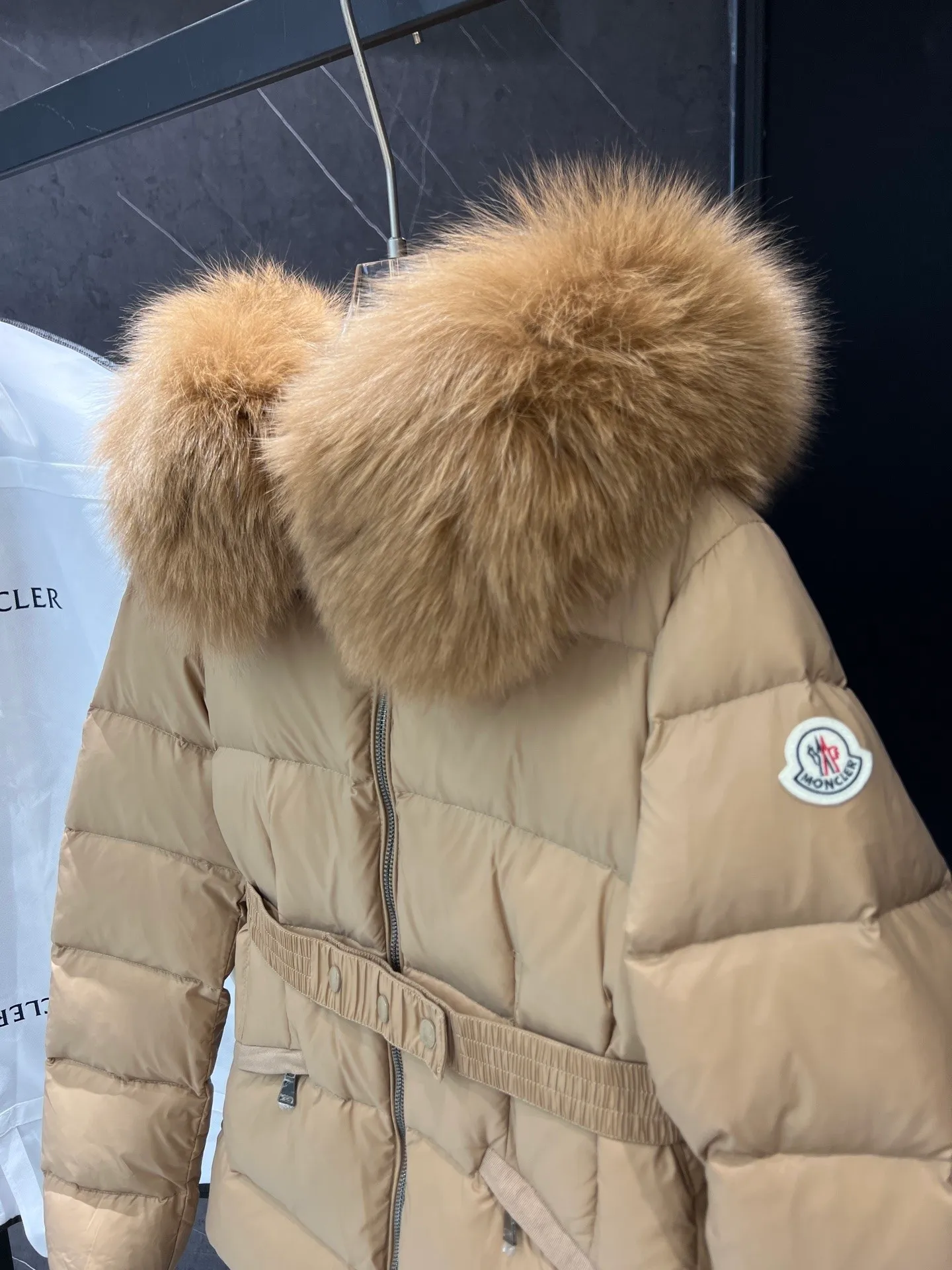 P1040 MONCLER Mouth Boed women's short style Boed women's down is made of longue saison fabric, embellished with fur trim, providing warmth and care. (!Fox fur collar imported from Finland, of course the fur collar needs to be larger to look good) Boed down has a soft silhouette design and is equipped with an exquisite belt to create a sophisticated and elegant winter look. Made of longue saison fabric with wool trim on the hood. Details · Made of longue saison fabric. Longue saison lining · Filled with down · Hood with removable fleece trim · Two-way zip closure · Elasticated waistband with patent snap buttons · Zippered lateral pockets with grosgrain piping · Adjustable elastic cuffs