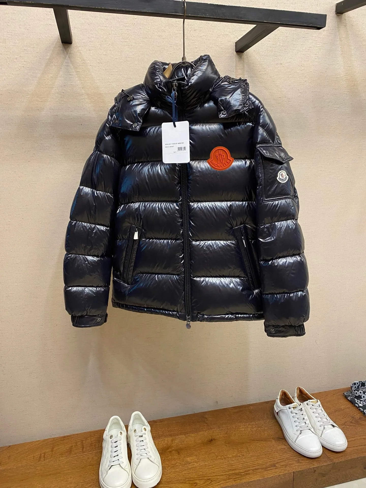 P780 MONCLER Meng Maya Down Jacket: Color/Black Size: M. L. Zipper pendant with custom logo Fabric: 400D bright nylon, anti-fouling, anti-wrinkle, waterproof and windproof, very wear-resistant, breathable and comfortable.           Embroidery: Straight lines, smooth curves, dense and neat stitches, no jagged edges, flat embroidery surface, no skewed threads, consistent stitch length, no bottom exposed, no overlap, smooth embroidery surface, no ink marks and other stains. Advanced imported embroidery machines are used to ensure embroidery quality.