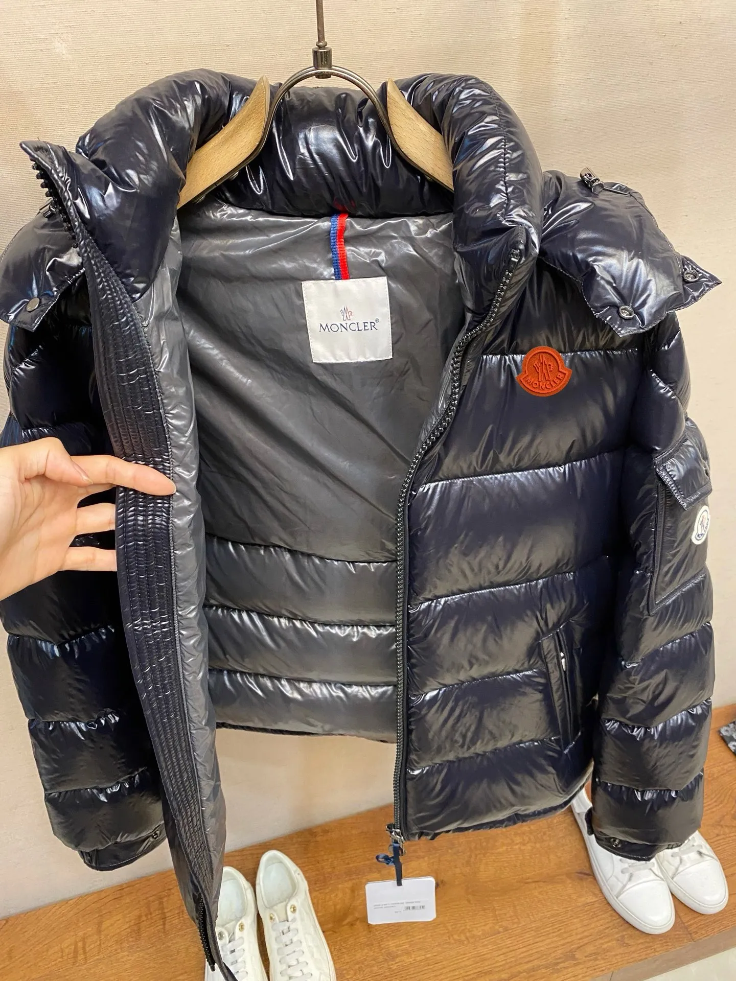 P780 MONCLER Meng Maya Down Jacket: Color/Black Size: M. L. Zipper pendant with custom logo Fabric: 400D bright nylon, anti-fouling, anti-wrinkle, waterproof and windproof, very wear-resistant, breathable and comfortable.           Embroidery: Straight lines, smooth curves, dense and neat stitches, no jagged edges, flat embroidery surface, no skewed threads, consistent stitch length, no bottom exposed, no overlap, smooth embroidery surface, no ink marks and other stains. Advanced imported embroidery machines are used to ensure embroidery quality.