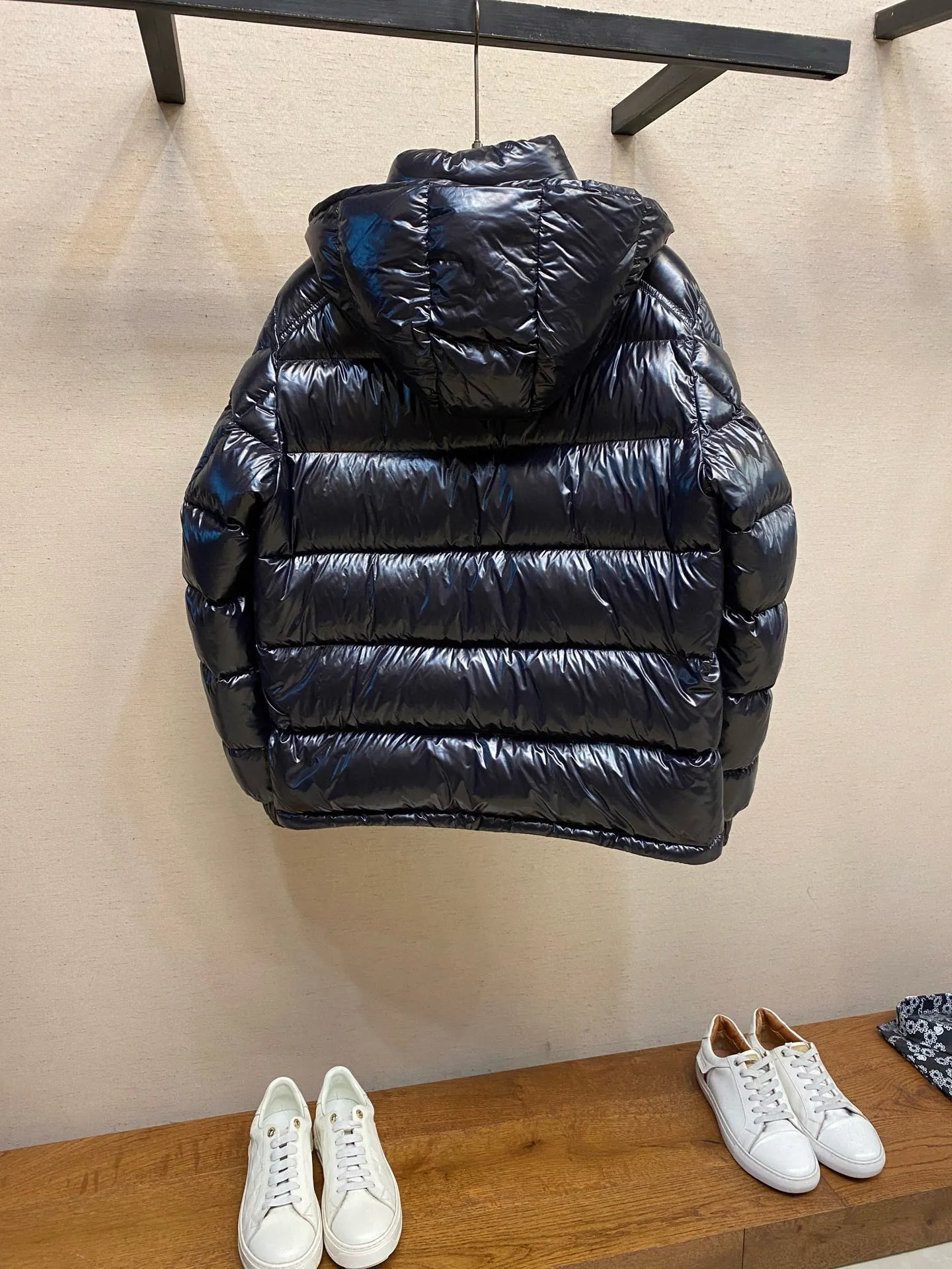 P780 MONCLER Meng Maya Down Jacket: Color/Black Size: M. L. Zipper pendant with custom logo Fabric: 400D bright nylon, anti-fouling, anti-wrinkle, waterproof and windproof, very wear-resistant, breathable and comfortable.           Embroidery: Straight lines, smooth curves, dense and neat stitches, no jagged edges, flat embroidery surface, no skewed threads, consistent stitch length, no bottom exposed, no overlap, smooth embroidery surface, no ink marks and other stains. Advanced imported embroidery machines are used to ensure embroidery quality.