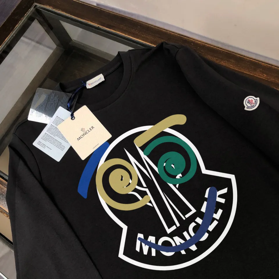 P180, a non-off-the-shelf model, you can trust it. Moncler printed long-sleeved T-shirt, 240g breathable cotton fabric, very soft and comfortable texture, does not shrink, does not deform, does not ball), can be worn alone as a base layer. Original customized accessories, collar label, care mark, hangtag, packaging (perfect details) Color: White Black Size: XS S M L