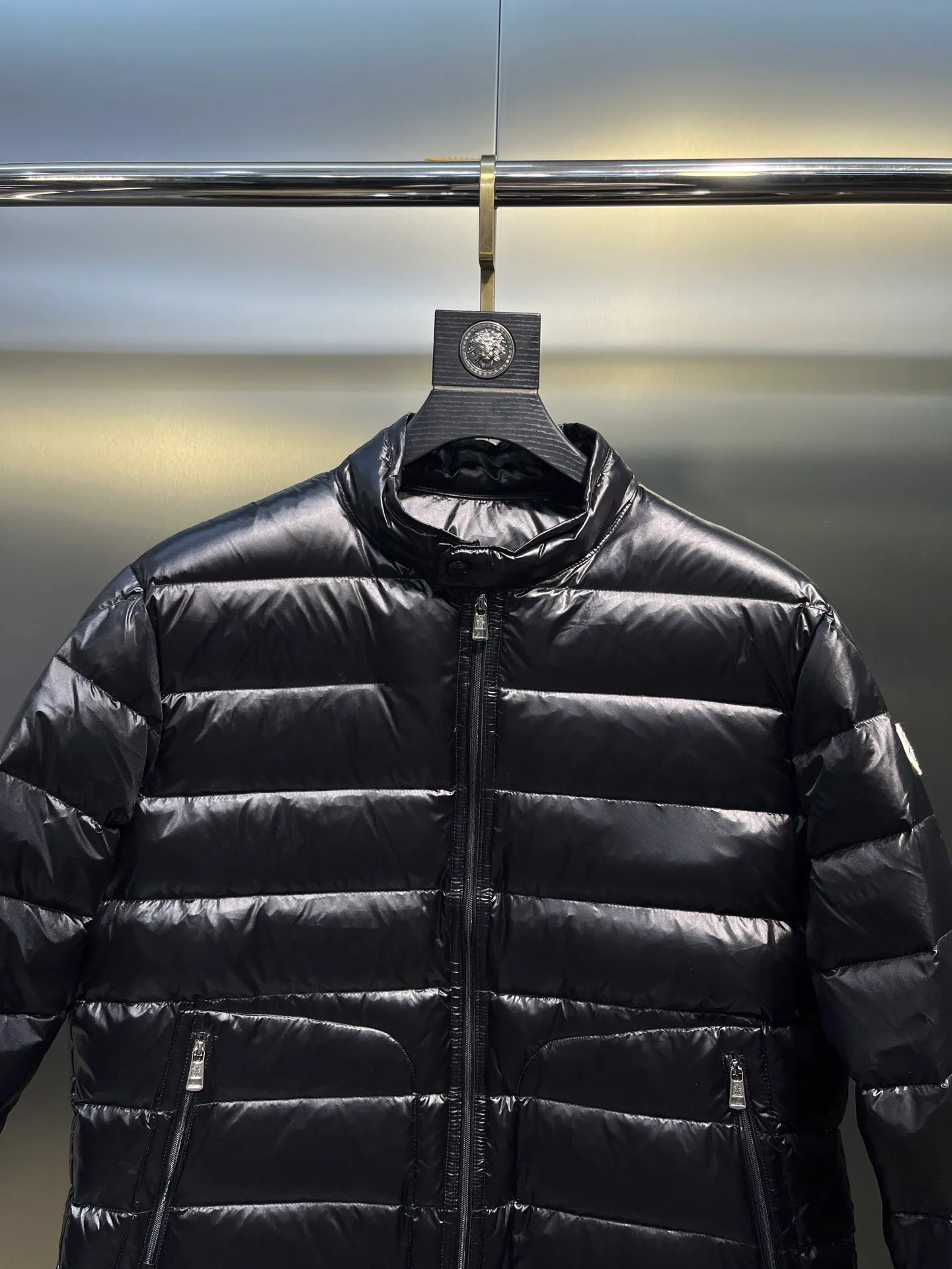 P700 MONCLER Menstrual Stand Collar Lightweight Down Jacket. Customer-supplied high-density anti-drilling nylon fabric, using Longue Saison nylon down jacket, MONCLER's leading fabric, it can definitely stand the test! Nylon zipper pocket, hidden snap button closure collar, elastic hem and cuff design. As for the luster and brightness of the fabric, you can feel its high-end texture even more from the picture! You can carefully look through the screen to see the details. The interior is filled with 90% white duck down, and the gallbladder-free direct down filling process makes it warmer and lighter than ever before. The new oversized double pocket design elements have exquisite details and a handsome upper body! Style number: A86# Color: black gray size: 12345