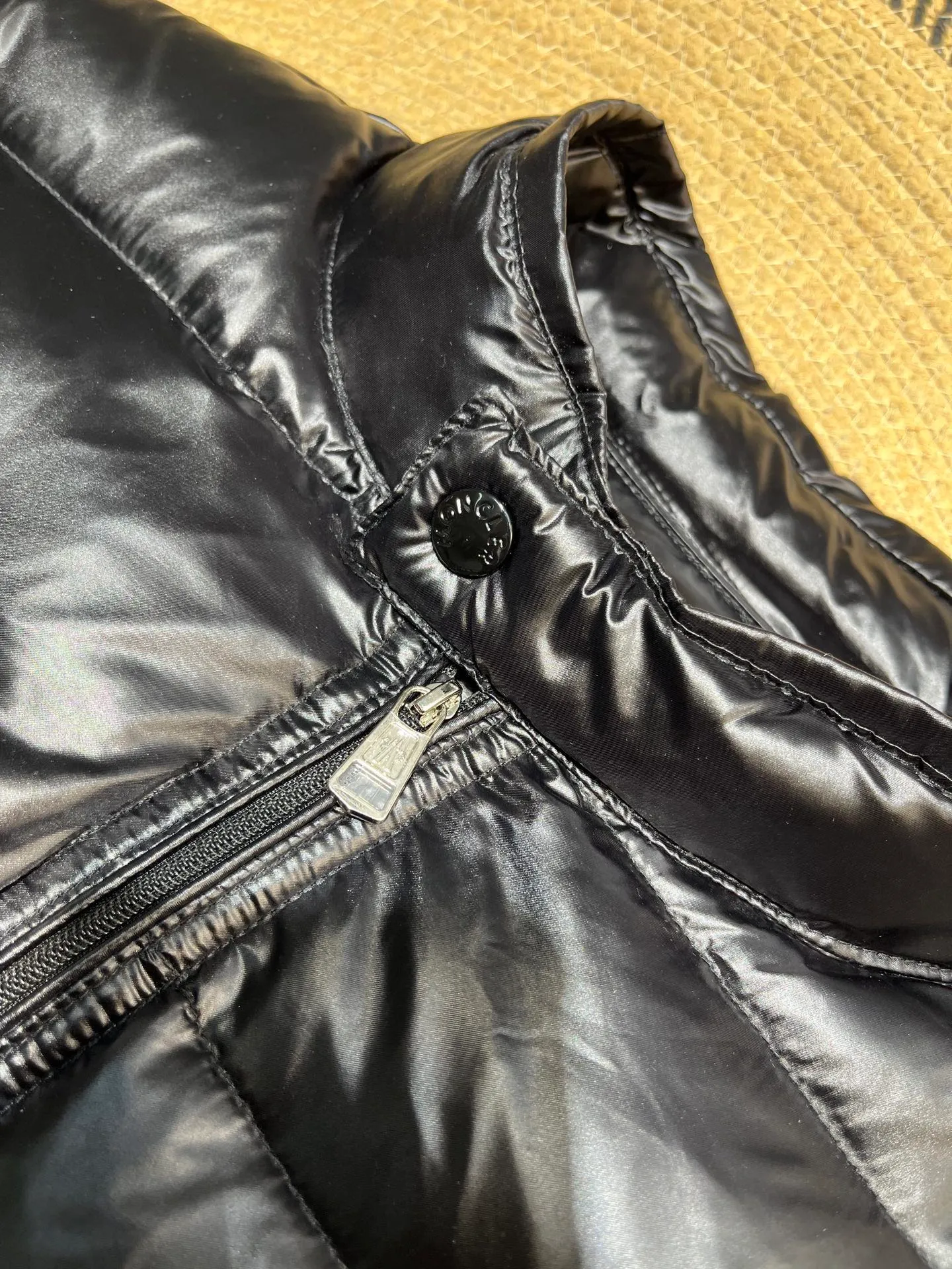 P700 MONCLER Menstrual Stand Collar Lightweight Down Jacket. Customer-supplied high-density anti-drilling nylon fabric, using Longue Saison nylon down jacket, MONCLER's leading fabric, it can definitely stand the test! Nylon zipper pocket, hidden snap button closure collar, elastic hem and cuff design. As for the luster and brightness of the fabric, you can feel its high-end texture even more from the picture! You can carefully look through the screen to see the details. The interior is filled with 90% white duck down, and the gallbladder-free direct down filling process makes it warmer and lighter than ever before. The new oversized double pocket design elements have exquisite details and a handsome upper body! Style number: A86# Color: black gray size: 12345