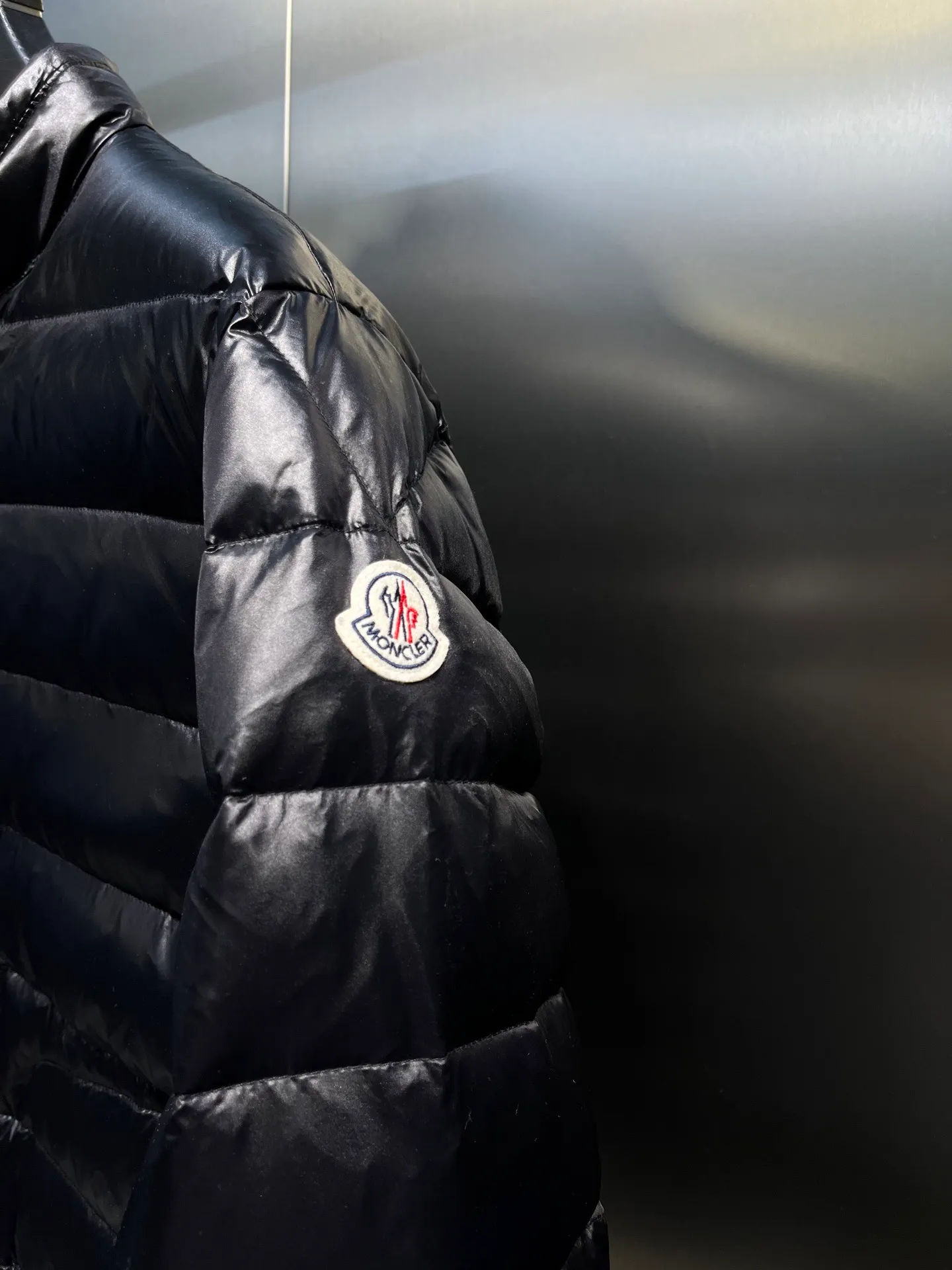 P700 MONCLER Menstrual Stand Collar Lightweight Down Jacket. Customer-supplied high-density anti-drilling nylon fabric, using Longue Saison nylon down jacket, MONCLER's leading fabric, it can definitely stand the test! Nylon zipper pocket, hidden snap button closure collar, elastic hem and cuff design. As for the luster and brightness of the fabric, you can feel its high-end texture even more from the picture! You can carefully look through the screen to see the details. The interior is filled with 90% white duck down, and the gallbladder-free direct down filling process makes it warmer and lighter than ever before. The new oversized double pocket design elements have exquisite details and a handsome upper body! Style number: A86# Color: black gray size: 12345