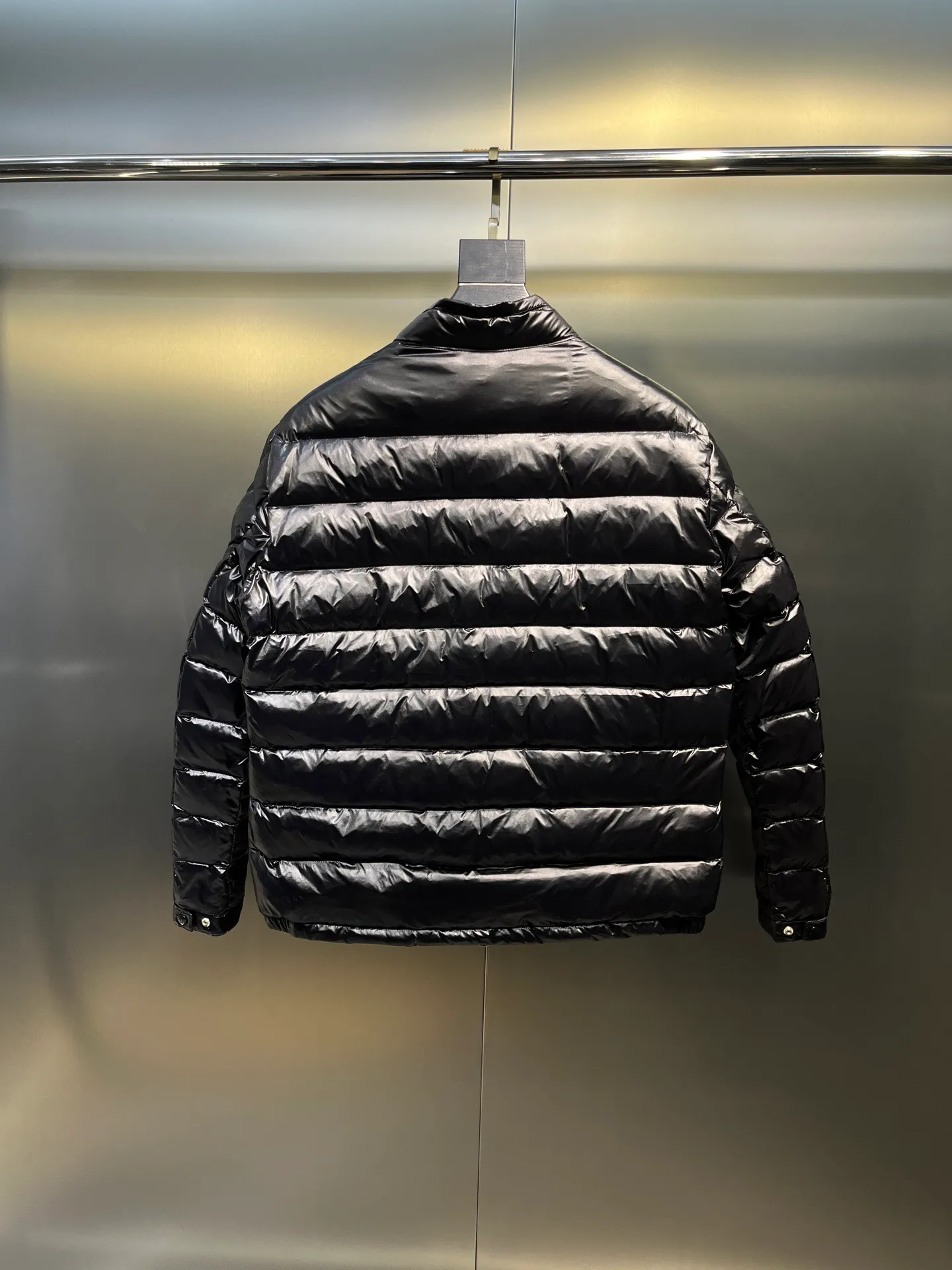 P700 MONCLER Menstrual Stand Collar Lightweight Down Jacket. Customer-supplied high-density anti-drilling nylon fabric, using Longue Saison nylon down jacket, MONCLER's leading fabric, it can definitely stand the test! Nylon zipper pocket, hidden snap button closure collar, elastic hem and cuff design. As for the luster and brightness of the fabric, you can feel its high-end texture even more from the picture! You can carefully look through the screen to see the details. The interior is filled with 90% white duck down, and the gallbladder-free direct down filling process makes it warmer and lighter than ever before. The new oversized double pocket design elements have exquisite details and a handsome upper body! Style number: A86# Color: black gray size: 12345