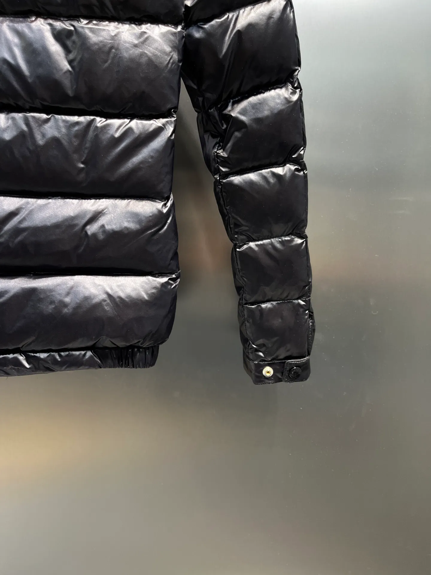 P700 MONCLER Menstrual Stand Collar Lightweight Down Jacket. Customer-supplied high-density anti-drilling nylon fabric, using Longue Saison nylon down jacket, MONCLER's leading fabric, it can definitely stand the test! Nylon zipper pocket, hidden snap button closure collar, elastic hem and cuff design. As for the luster and brightness of the fabric, you can feel its high-end texture even more from the picture! You can carefully look through the screen to see the details. The interior is filled with 90% white duck down, and the gallbladder-free direct down filling process makes it warmer and lighter than ever before. The new oversized double pocket design elements have exquisite details and a handsome upper body! Style number: A86# Color: black gray size: 12345