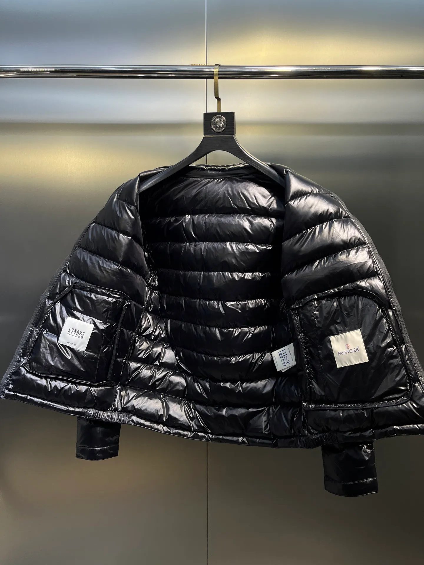 P700 MONCLER Menstrual Stand Collar Lightweight Down Jacket. Customer-supplied high-density anti-drilling nylon fabric, using Longue Saison nylon down jacket, MONCLER's leading fabric, it can definitely stand the test! Nylon zipper pocket, hidden snap button closure collar, elastic hem and cuff design. As for the luster and brightness of the fabric, you can feel its high-end texture even more from the picture! You can carefully look through the screen to see the details. The interior is filled with 90% white duck down, and the gallbladder-free direct down filling process makes it warmer and lighter than ever before. The new oversized double pocket design elements have exquisite details and a handsome upper body! Style number: A86# Color: black gray size: 12345