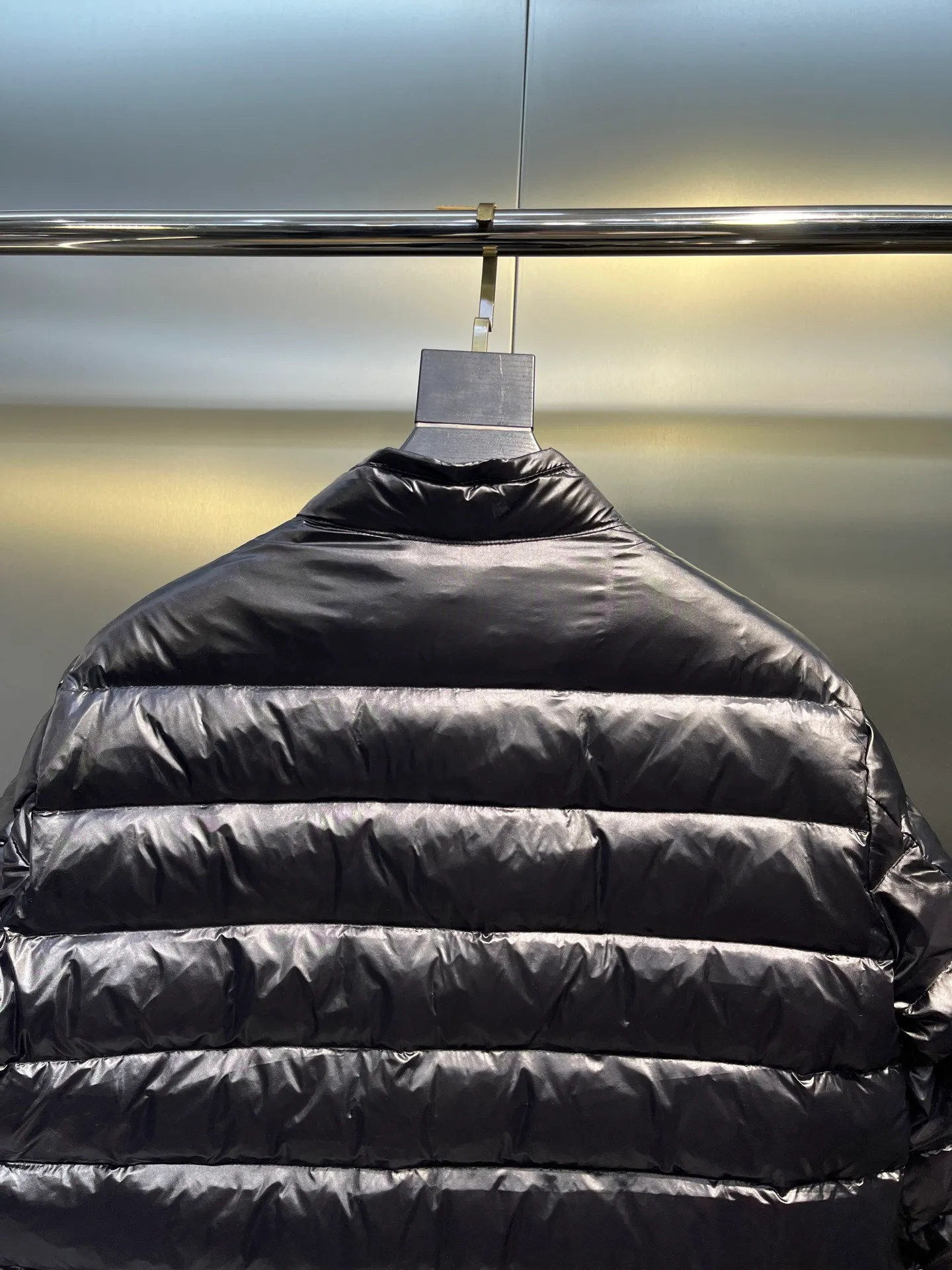 P700 MONCLER Menstrual Stand Collar Lightweight Down Jacket. Customer-supplied high-density anti-drilling nylon fabric, using Longue Saison nylon down jacket, MONCLER's leading fabric, it can definitely stand the test! Nylon zipper pocket, hidden snap button closure collar, elastic hem and cuff design. As for the luster and brightness of the fabric, you can feel its high-end texture even more from the picture! You can carefully look through the screen to see the details. The interior is filled with 90% white duck down, and the gallbladder-free direct down filling process makes it warmer and lighter than ever before. The new oversized double pocket design elements have exquisite details and a handsome upper body! Style number: A86# Color: black gray size: 12345