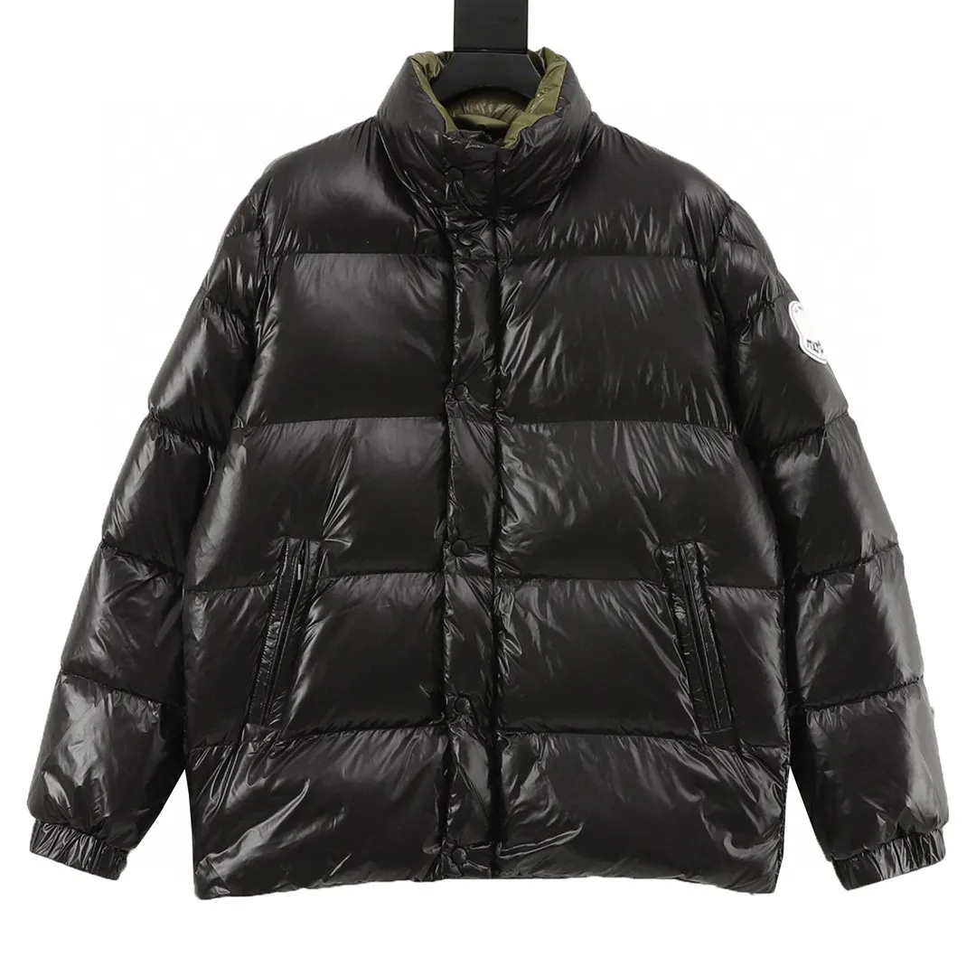 P920 top version 𝐦𝐨𝐧𝐜𝐥𝐞𝐫 Moncler1952 European limited men's short down jacket with three continents towel embroidered logo. High-end velvet filling. Extremely full and lightweight. The barcode model number corresponds to the official website. The tag has built-in NFC inductor anti-counterfeiting. Supports multiple anti-counterfeiting verifications. 1952This men's short down jacket is crafted from crisp fabric with a bold glossy finish.  Product details: The 1952 down jacket is made of functional glossy nylon fabric, which is comfortable and warm without being heavy. Chenille logo patch reflects the essence of the brand Details: • Made of super laqué fabric • Nylon laqué lining • Filled with down • Stand collar • Zipper and snap closure • Zippered pockets • Adjustable cuffs • Drawstring hem • Chenille logo patch Style number: A101# Color: black off-white green size: 1-5
