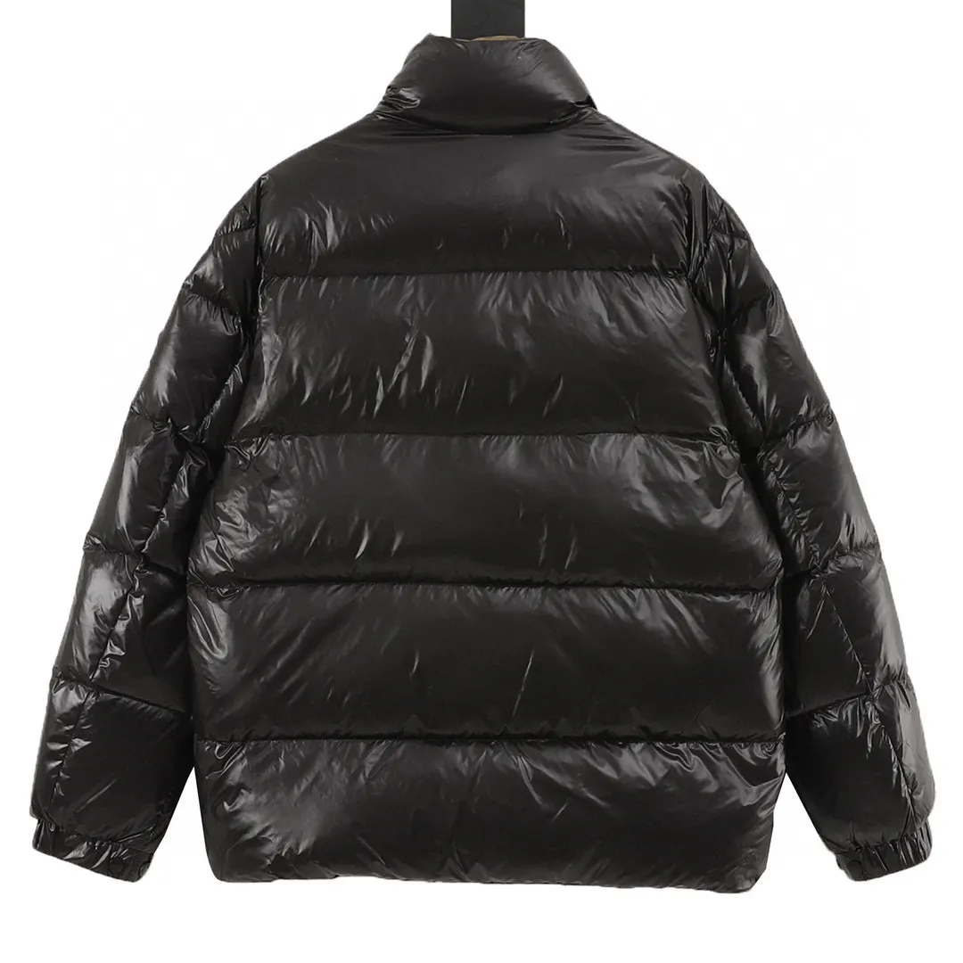 P920 top version 𝐦𝐨𝐧𝐜𝐥𝐞𝐫 Moncler1952 European limited men's short down jacket with three continents towel embroidered logo. High-end velvet filling. Extremely full and lightweight. The barcode model number corresponds to the official website. The tag has built-in NFC inductor anti-counterfeiting. Supports multiple anti-counterfeiting verifications. 1952This men's short down jacket is crafted from crisp fabric with a bold glossy finish.  Product details: The 1952 down jacket is made of functional glossy nylon fabric, which is comfortable and warm without being heavy. Chenille logo patch reflects the essence of the brand Details: • Made of super laqué fabric • Nylon laqué lining • Filled with down • Stand collar • Zipper and snap closure • Zippered pockets • Adjustable cuffs • Drawstring hem • Chenille logo patch Style number: A101# Color: black off-white green size: 1-5