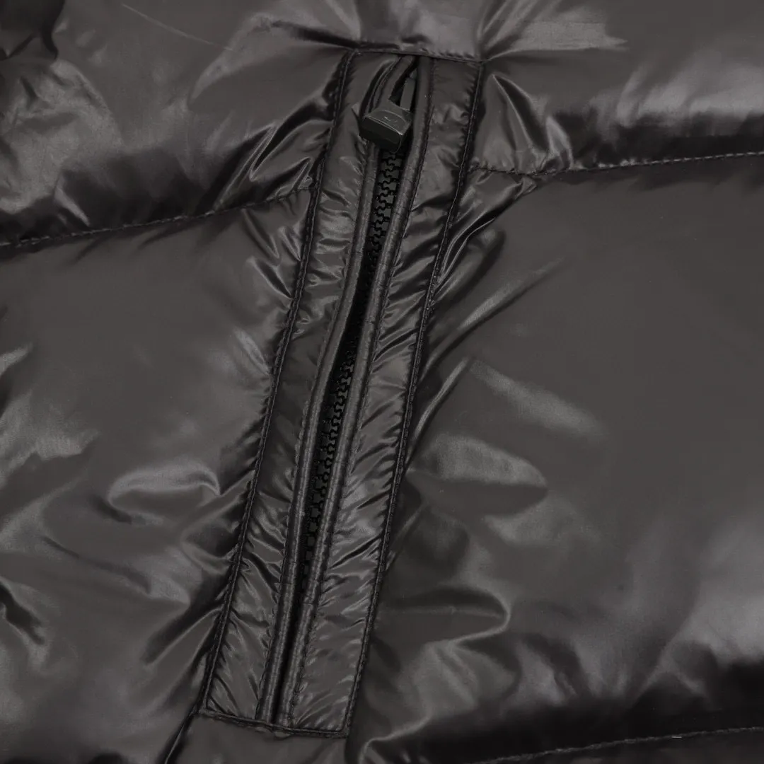 P920 top version 𝐦𝐨𝐧𝐜𝐥𝐞𝐫 Moncler1952 European limited men's short down jacket with three continents towel embroidered logo. High-end velvet filling. Extremely full and lightweight. The barcode model number corresponds to the official website. The tag has built-in NFC inductor anti-counterfeiting. Supports multiple anti-counterfeiting verifications. 1952This men's short down jacket is crafted from crisp fabric with a bold glossy finish.  Product details: The 1952 down jacket is made of functional glossy nylon fabric, which is comfortable and warm without being heavy. Chenille logo patch reflects the essence of the brand Details: • Made of super laqué fabric • Nylon laqué lining • Filled with down • Stand collar • Zipper and snap closure • Zippered pockets • Adjustable cuffs • Drawstring hem • Chenille logo patch Style number: A101# Color: black off-white green size: 1-5