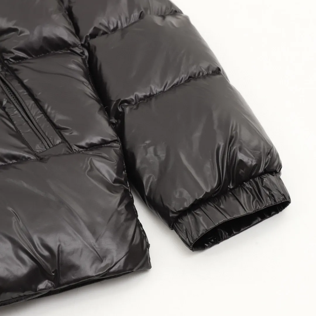P920 top version 𝐦𝐨𝐧𝐜𝐥𝐞𝐫 Moncler1952 European limited men's short down jacket with three continents towel embroidered logo. High-end velvet filling. Extremely full and lightweight. The barcode model number corresponds to the official website. The tag has built-in NFC inductor anti-counterfeiting. Supports multiple anti-counterfeiting verifications. 1952This men's short down jacket is crafted from crisp fabric with a bold glossy finish.  Product details: The 1952 down jacket is made of functional glossy nylon fabric, which is comfortable and warm without being heavy. Chenille logo patch reflects the essence of the brand Details: • Made of super laqué fabric • Nylon laqué lining • Filled with down • Stand collar • Zipper and snap closure • Zippered pockets • Adjustable cuffs • Drawstring hem • Chenille logo patch Style number: A101# Color: black off-white green size: 1-5