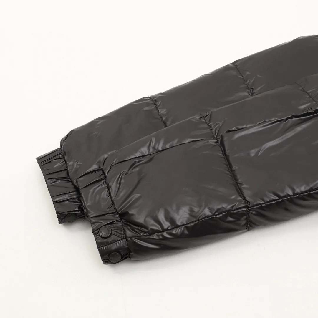 P920 top version 𝐦𝐨𝐧𝐜𝐥𝐞𝐫 Moncler1952 European limited men's short down jacket with three continents towel embroidered logo. High-end velvet filling. Extremely full and lightweight. The barcode model number corresponds to the official website. The tag has built-in NFC inductor anti-counterfeiting. Supports multiple anti-counterfeiting verifications. 1952This men's short down jacket is crafted from crisp fabric with a bold glossy finish.  Product details: The 1952 down jacket is made of functional glossy nylon fabric, which is comfortable and warm without being heavy. Chenille logo patch reflects the essence of the brand Details: • Made of super laqué fabric • Nylon laqué lining • Filled with down • Stand collar • Zipper and snap closure • Zippered pockets • Adjustable cuffs • Drawstring hem • Chenille logo patch Style number: A101# Color: black off-white green size: 1-5