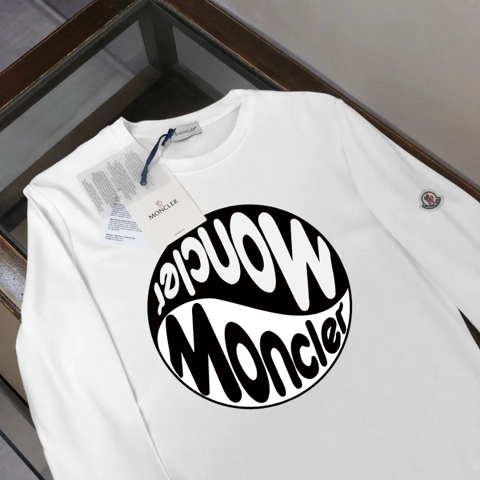 P180, a non-off-the-shelf model, you can trust it. Moncler printed long-sleeved T-shirt, 240g breathable cotton fabric, very soft and comfortable texture, does not shrink, does not deform, does not ball), can be worn alone as a base layer. Original customized accessories, collar label, care mark, hangtag, packaging (perfect details) Color: White Black Size: XS S M L