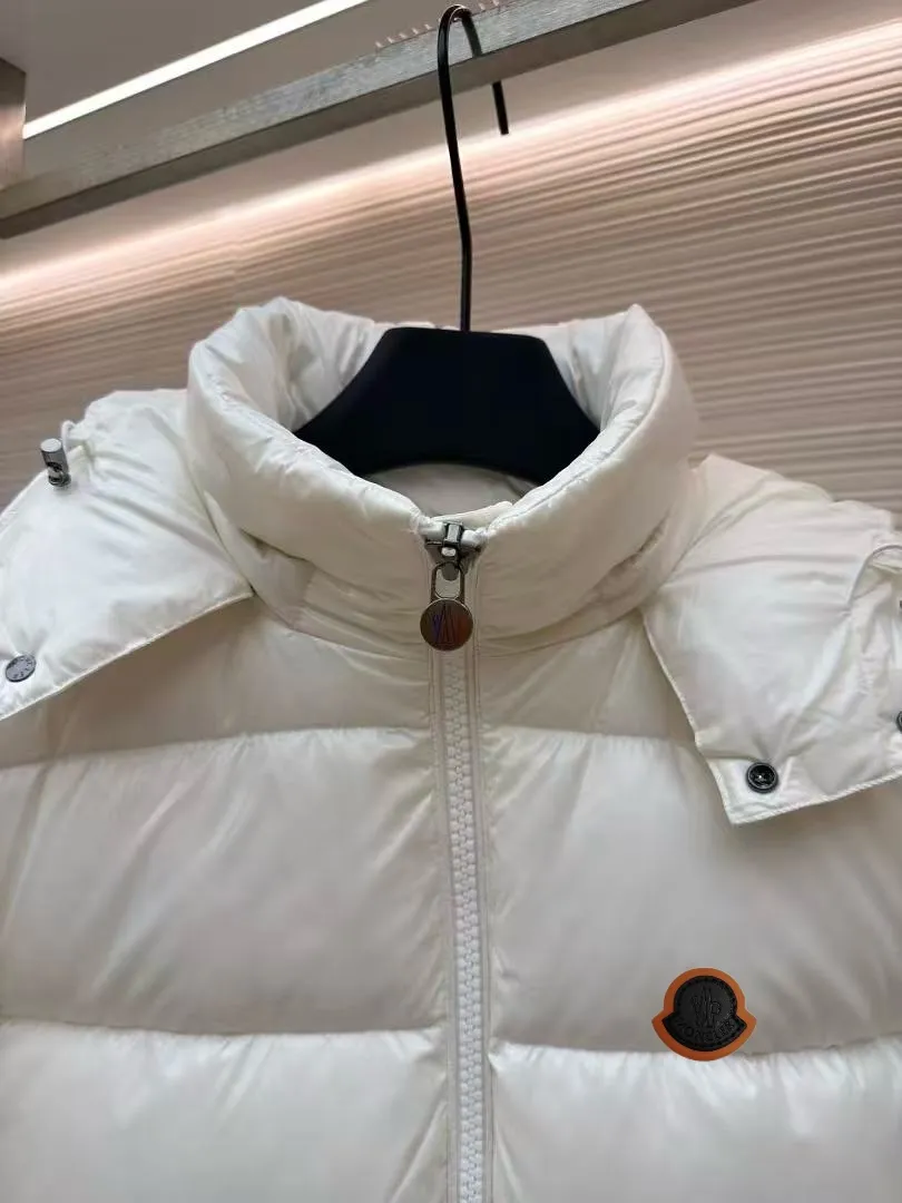 P720 MONCLER Meng Mouth Maya Down Jacket: Color/off-white, black Size: M. L. Zipper pendant with custom logo Fabric: 400D bright nylon, anti-fouling, anti-wrinkle, waterproof and windproof, very wear-resistant, breathable and comfortable.           Embroidery: Straight lines, smooth curves, dense and neat stitches, no jagged edges, flat embroidery surface, no skewed threads, consistent stitch length, no bottom exposed, no overlap, smooth embroidery surface, no ink marks and other stains. Advanced imported embroidery machines are used to ensure embroidery quality.