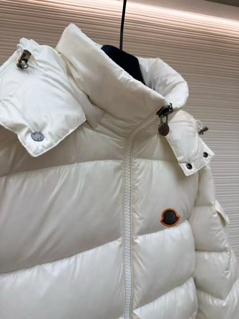 P720 MONCLER Meng Mouth Maya Down Jacket: Color/off-white, black Size: M. L. Zipper pendant with custom logo Fabric: 400D bright nylon, anti-fouling, anti-wrinkle, waterproof and windproof, very wear-resistant, breathable and comfortable.           Embroidery: Straight lines, smooth curves, dense and neat stitches, no jagged edges, flat embroidery surface, no skewed threads, consistent stitch length, no bottom exposed, no overlap, smooth embroidery surface, no ink marks and other stains. Advanced imported embroidery machines are used to ensure embroidery quality.